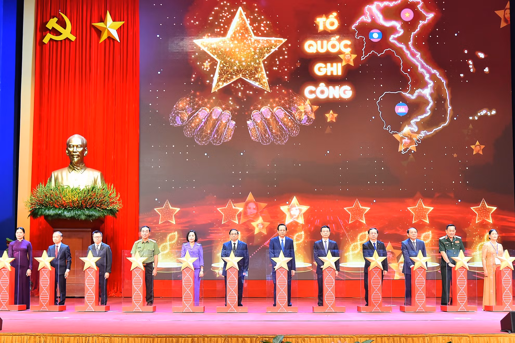 Thủ tướng Phạm Minh Chính và các đại biểu thực hiện nghi thức ra mắt Ngân hàng gien (ADN) liệt sĩ chưa xác định được thông tin và thân nhân liệt sĩ. (Ảnh: THỦY NGUYÊN) Thủ tướng Phạm Minh Chính và các đại biểu thực hiện nghi thức ra mắt Ngân hàng gien (ADN) liệt sĩ chưa xác định được thông tin và thân nhân liệt sĩ. (Ảnh: THỦY NGUYÊN)