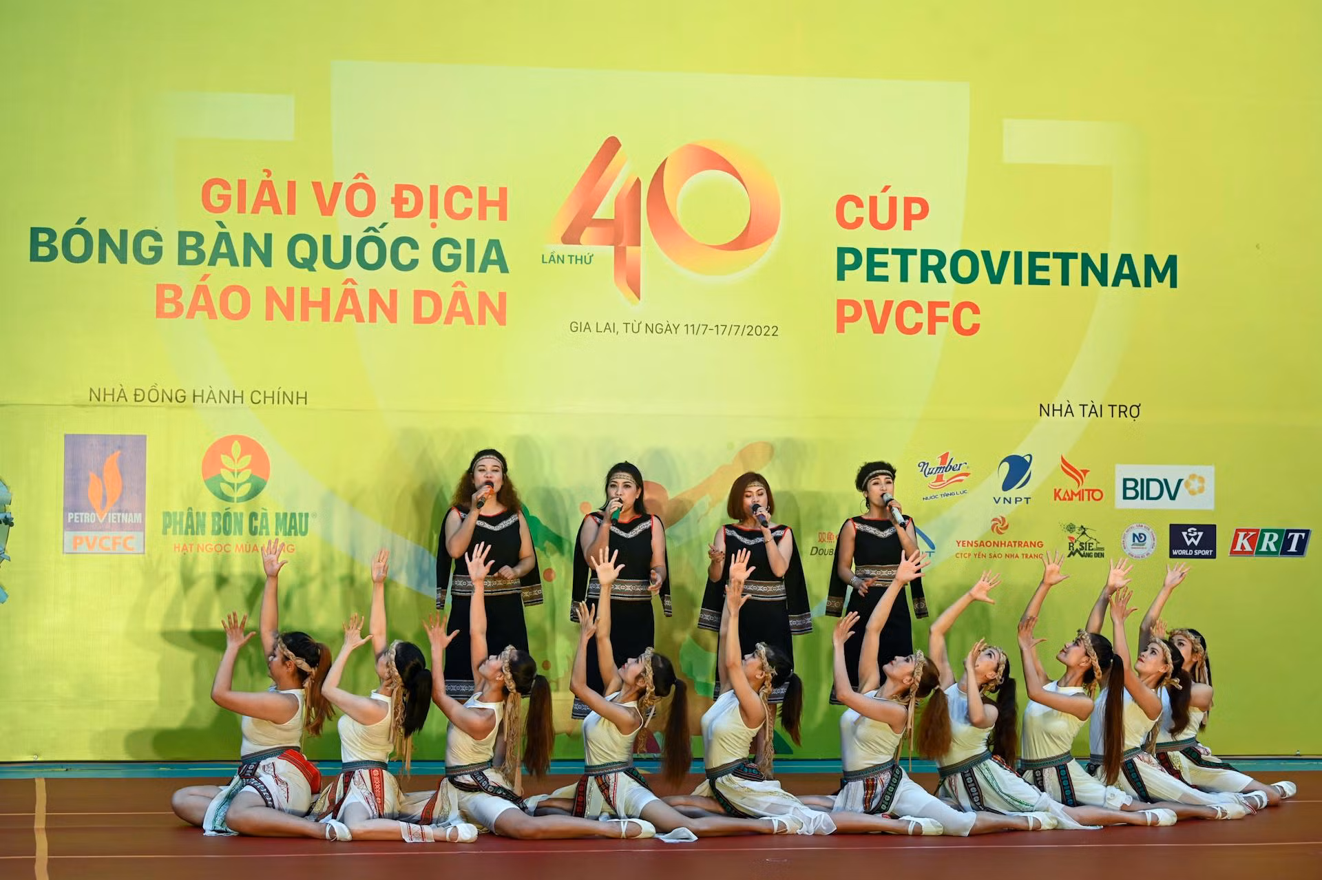 Tiết mục văn nghệ mang đậm sắc mầu văn hoá Gia Lai của các nghệ sĩ nhà hát ca múa nhạc tổng hợp Đam San mở màn lễ khai mạc.