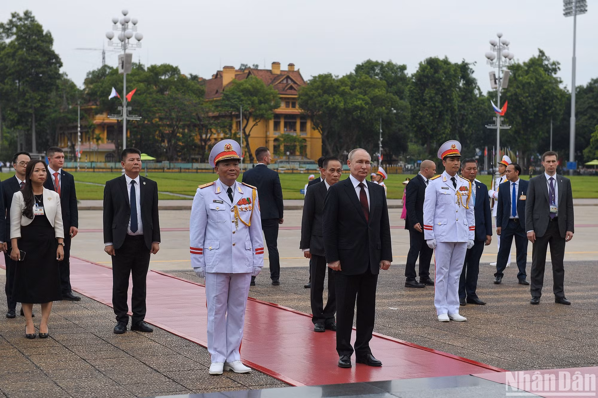 Sau khi hai chiến sĩ đặt vòng hoa vào vị trí, Tổng thống Vladimir Putin kính cẩn trước nơi yên nghỉ của vị lãnh tụ Việt Nam - Chủ tịch Hồ Chí Minh. Sau khi hai chiến sĩ đặt vòng hoa vào vị trí, Tổng thống Vladimir Putin kính cẩn trước nơi yên nghỉ của vị lãnh tụ Việt Nam - Chủ tịch Hồ Chí Minh.