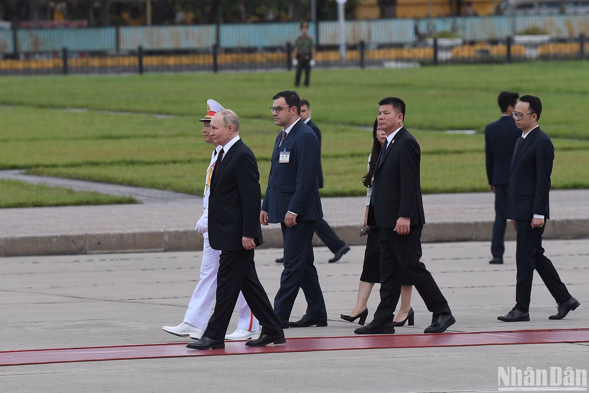 Trong không khí nghiêm trang, Tổng thống Vladimir Putin và đoàn bước chậm trên khu vực quảng trường Ba Đình phía trước Lăng Chủ tịch Hồ Chí Minh. Trong không khí nghiêm trang, Tổng thống Vladimir Putin và đoàn bước chậm trên khu vực quảng trường Ba Đình phía trước Lăng Chủ tịch Hồ Chí Minh.