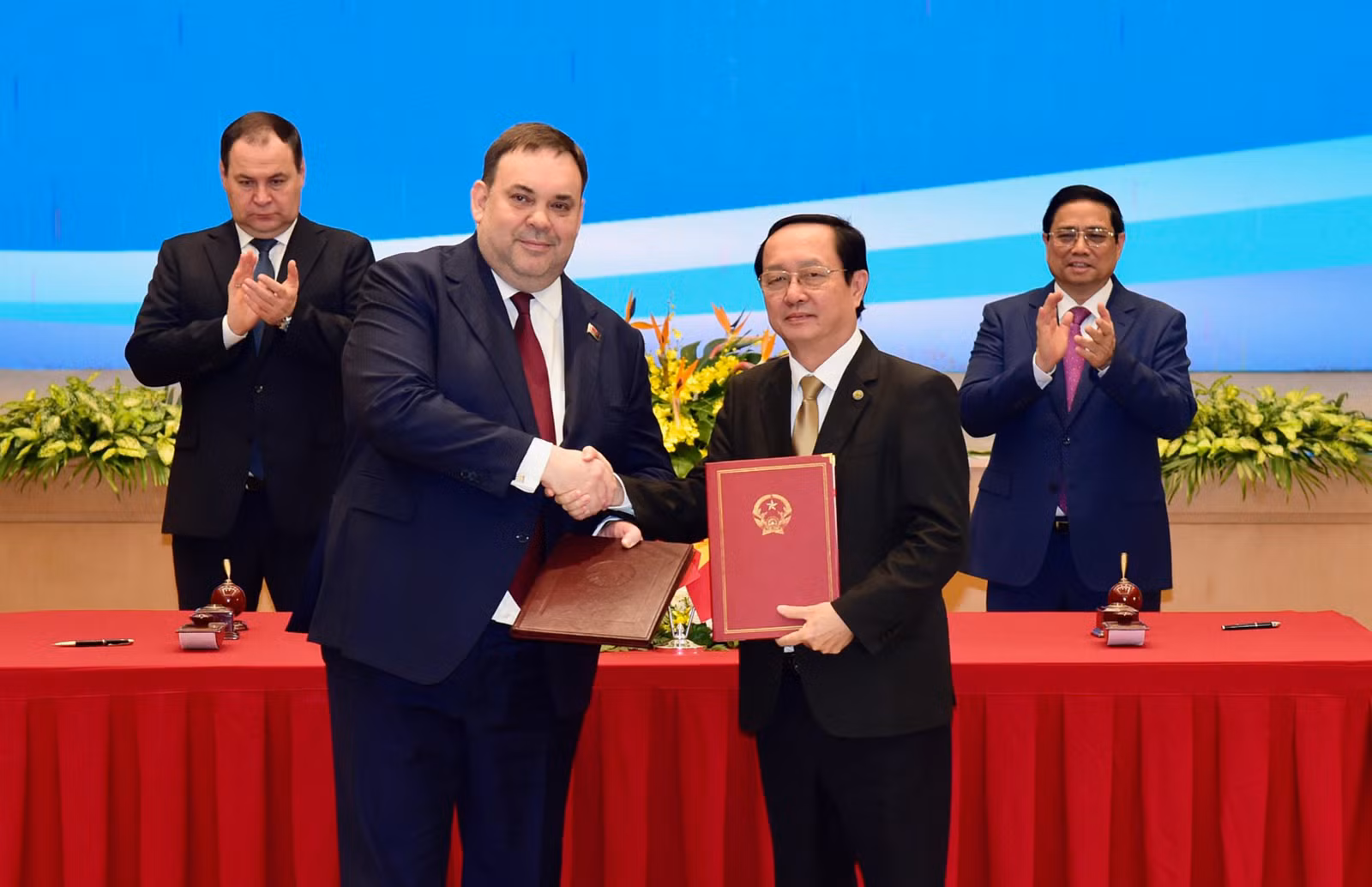 [Ảnh] Thủ tướng Phạm Minh Chính và Thủ tướng Cộng hòa Belarus Roman Golovchenko chứng kiến Lễ trao văn kiện hợp tác ảnh 7