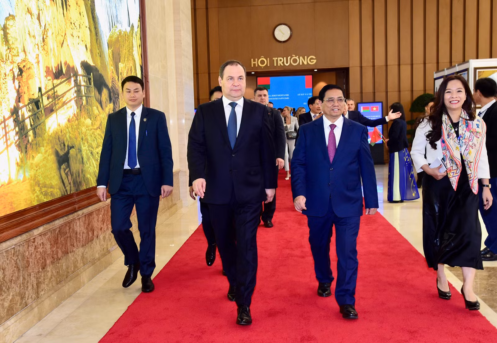 [Ảnh] Thủ tướng Phạm Minh Chính và Thủ tướng Cộng hòa Belarus Roman Golovchenko chứng kiến Lễ trao văn kiện hợp tác ảnh 9