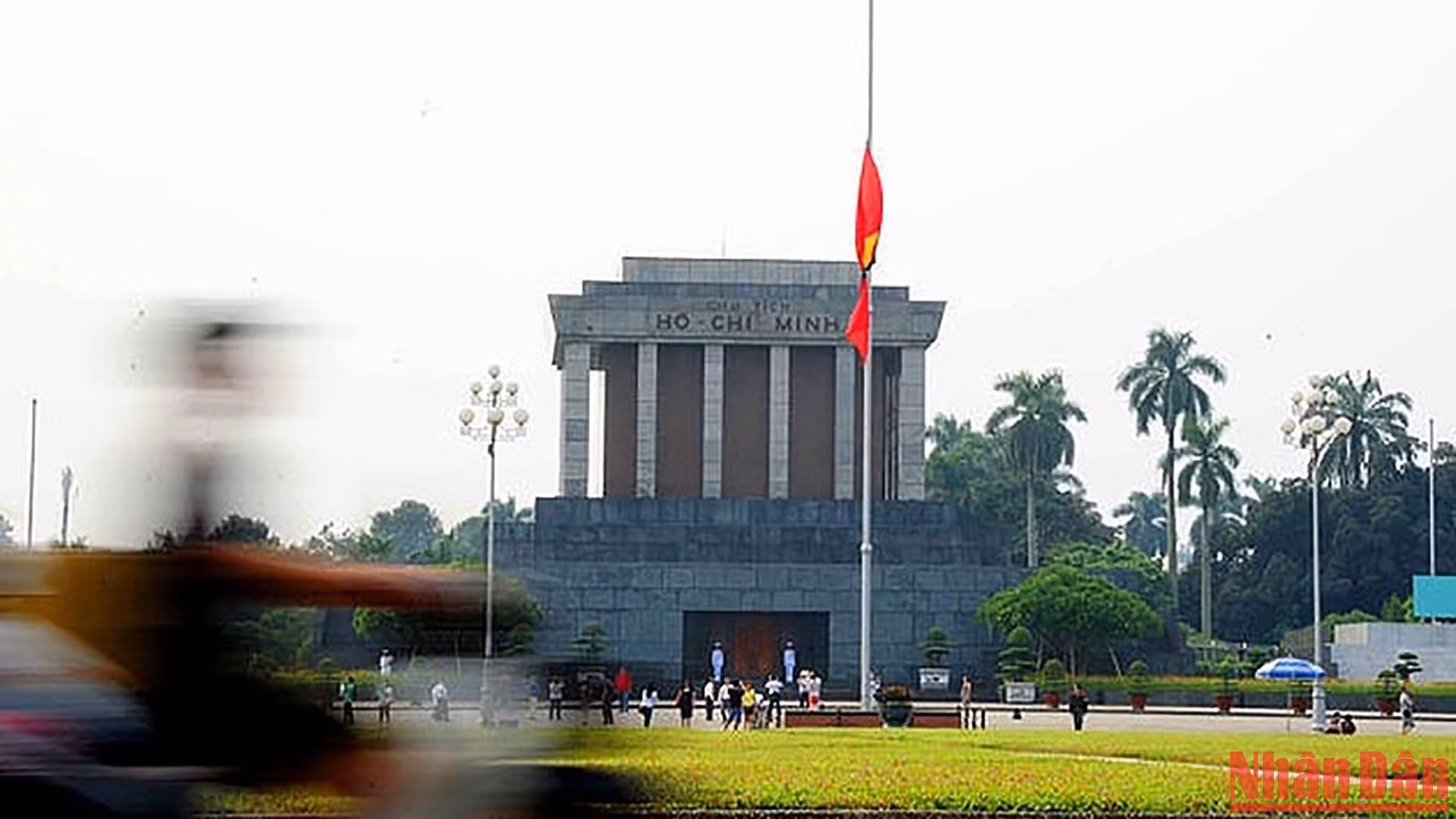 Cờ rủ được kéo lên tại Quảng trường Ba Đình trong những ngày Quốc tang Đại tướng Võ Nguyên Giáp, năm 2013. (Ảnh: Trần Hải) Cờ rủ được kéo lên tại Quảng trường Ba Đình trong những ngày Quốc tang Đại tướng Võ Nguyên Giáp, năm 2013. (Ảnh: Trần Hải)