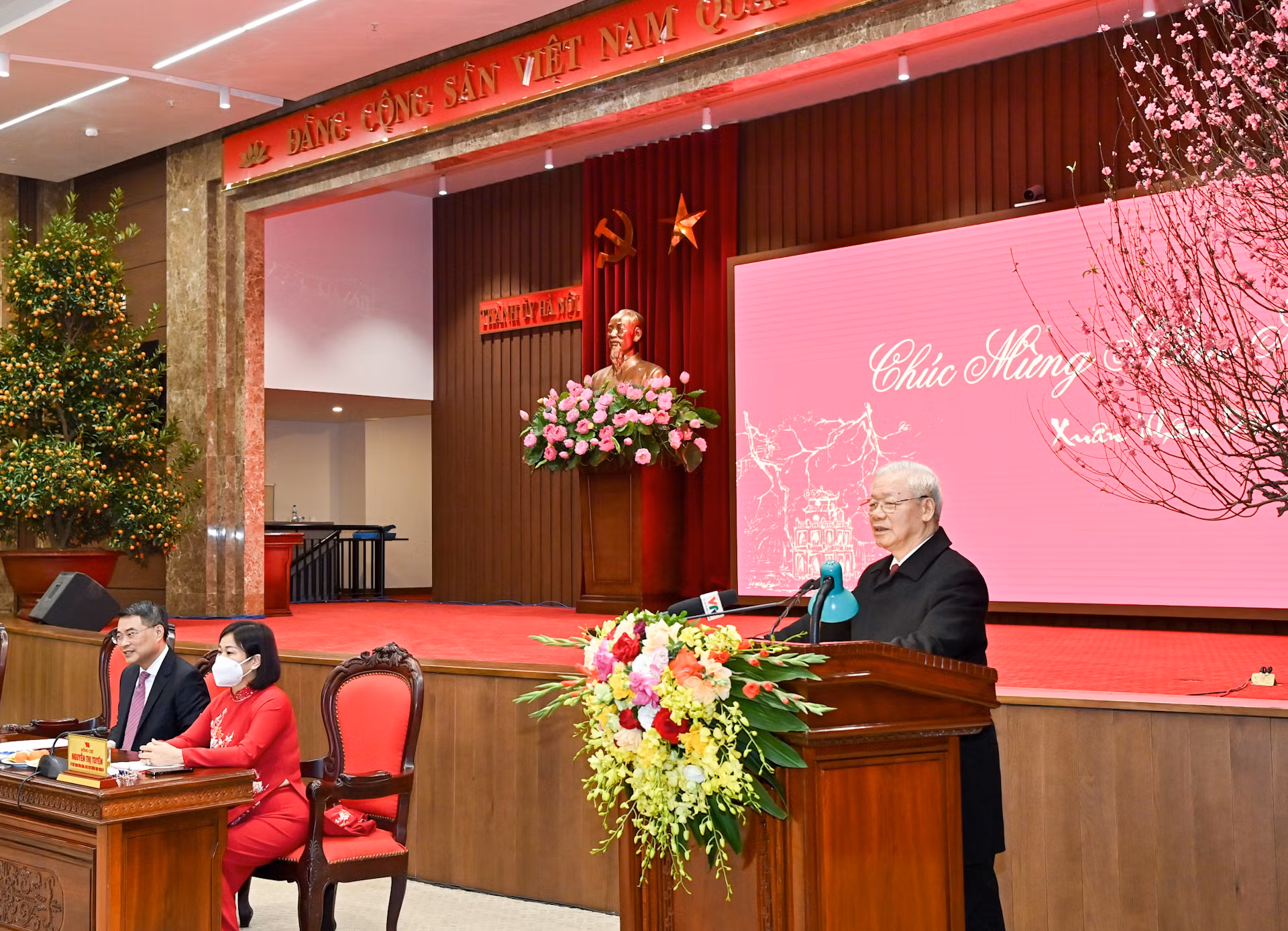 Trước thời khắc giao thừa thiêng liêng đón chờ Xuân mới Nhâm Dần 2022, tối 31/1/2022 (tức 29 Tết), Tổng Bí thư Nguyễn Phú Trọng thăm, chúc Tết Đảng bộ, chính quyền và nhân dân Thủ đô.