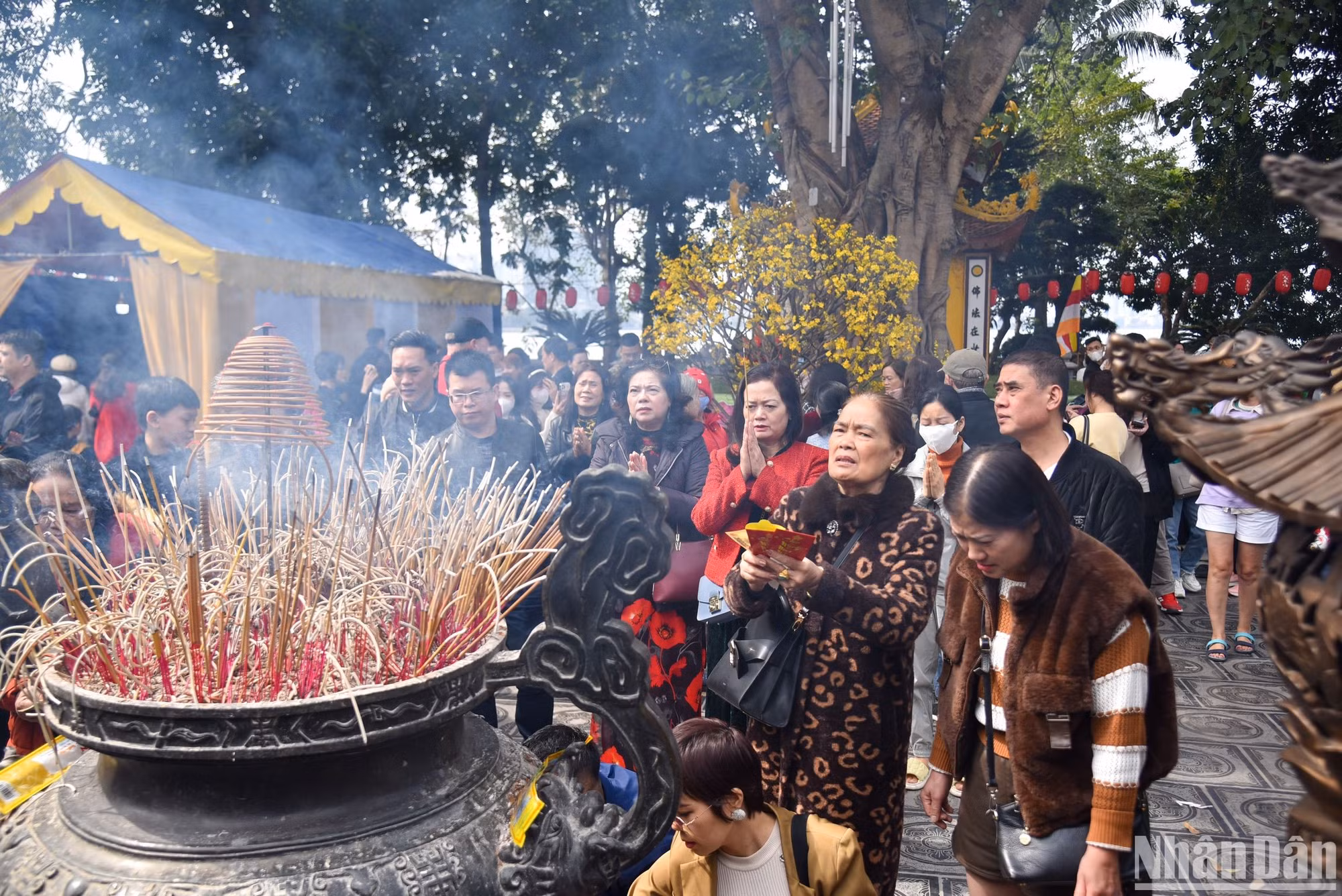 Đa số người dân tới đây là để cầu bình an, mọi điều tốt đẹp đến với người thân và gia đình trong những ngày đầu năm mới Giáp Thìn 2024.