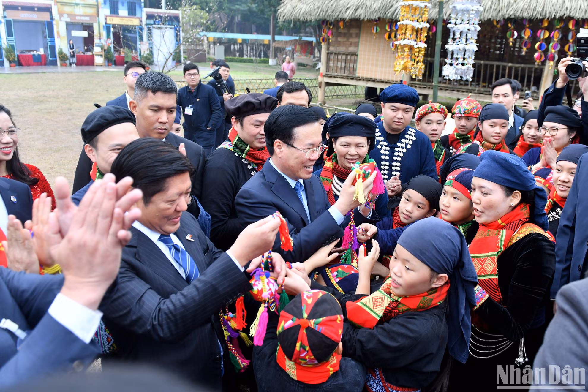 Chủ tịch nước Võ Văn Thưởng và Tổng thống Philippines Ferdinand Marcos Jr. tham quan Hoàng thành Thăng Long (Hà Nội). Chủ tịch nước Võ Văn Thưởng và Tổng thống Philippines Ferdinand Marcos Jr. tham quan Hoàng thành Thăng Long (Hà Nội).