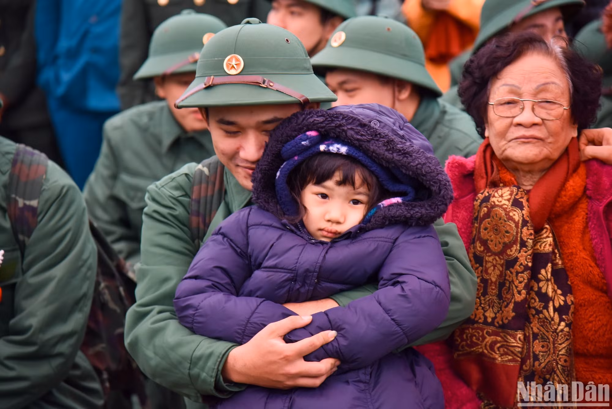 Tân binh Ngô Thái Dương ôm em gái của mình vào lòng, dặn dò ở nhà hãy cố gắng học hành thật tốt, nghe lời ông bà và bố mẹ chờ ngày anh trở về. Tân binh Ngô Thái Dương ôm em gái của mình vào lòng, dặn dò ở nhà hãy cố gắng học hành thật tốt, nghe lời ông bà và bố mẹ chờ ngày anh trở về.