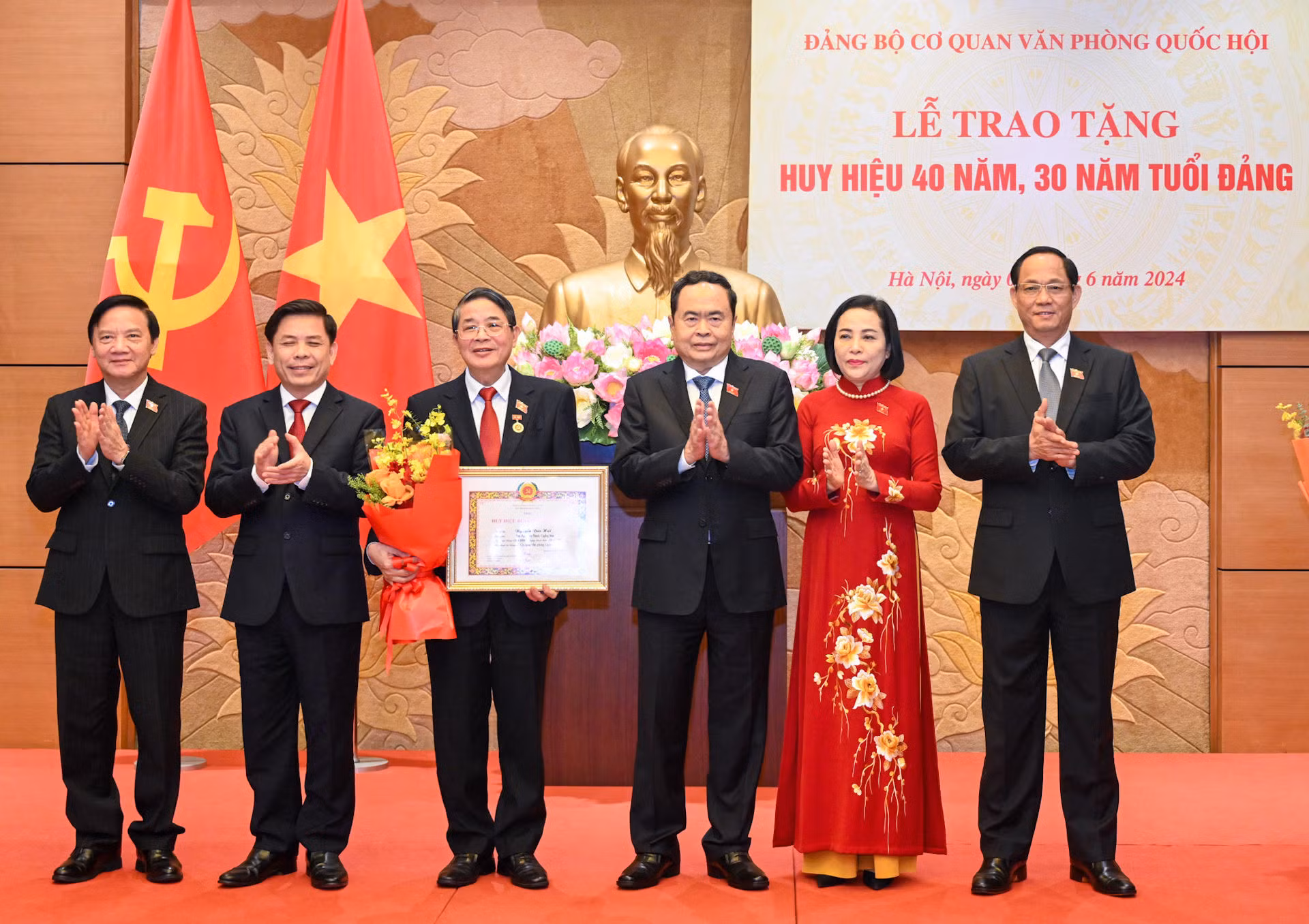 Chủ tịch Quốc hội Trần Thanh Mẫn, các Phó Chủ tịch Quốc hội và Bí thư Đảng ủy Khối các cơ quan Trung ương Nguyễn Văn Thể tặng hoa chúc mừng Phó Chủ tịch Quốc hội Nguyễn Đức Hải. Chủ tịch Quốc hội Trần Thanh Mẫn, các Phó Chủ tịch Quốc hội và Bí thư Đảng ủy Khối các cơ quan Trung ương Nguyễn Văn Thể tặng hoa chúc mừng Phó Chủ tịch Quốc hội Nguyễn Đức Hải.