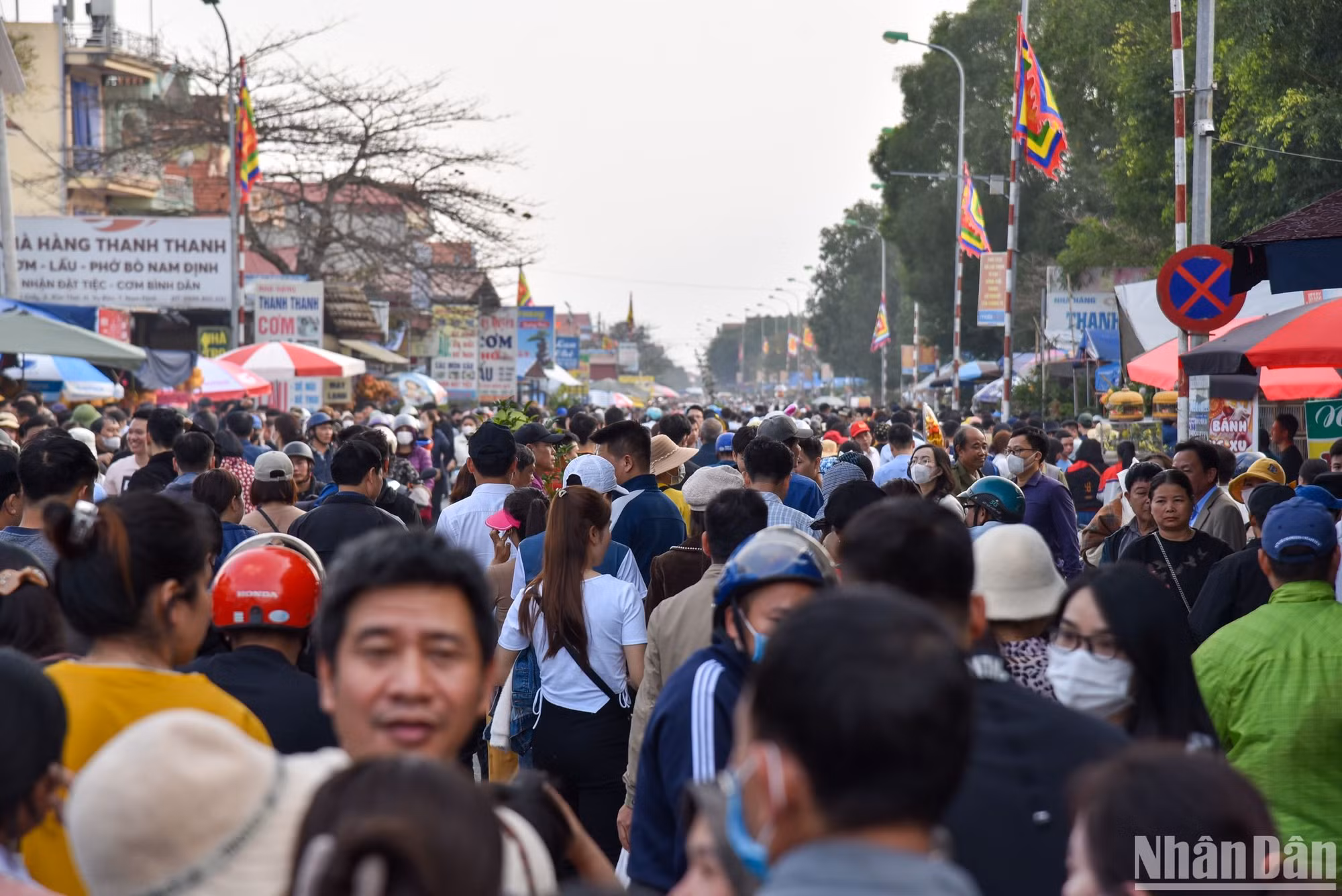 Ngay từ đầu giờ chiều tại chợ Viềng (huyện Vụ Bản, tỉnh Nam Định) đã có rất nhiều người dân và du khách thập phương đổ về đây tạo nên khung cảnh đông đúc, nhộn nhịp.