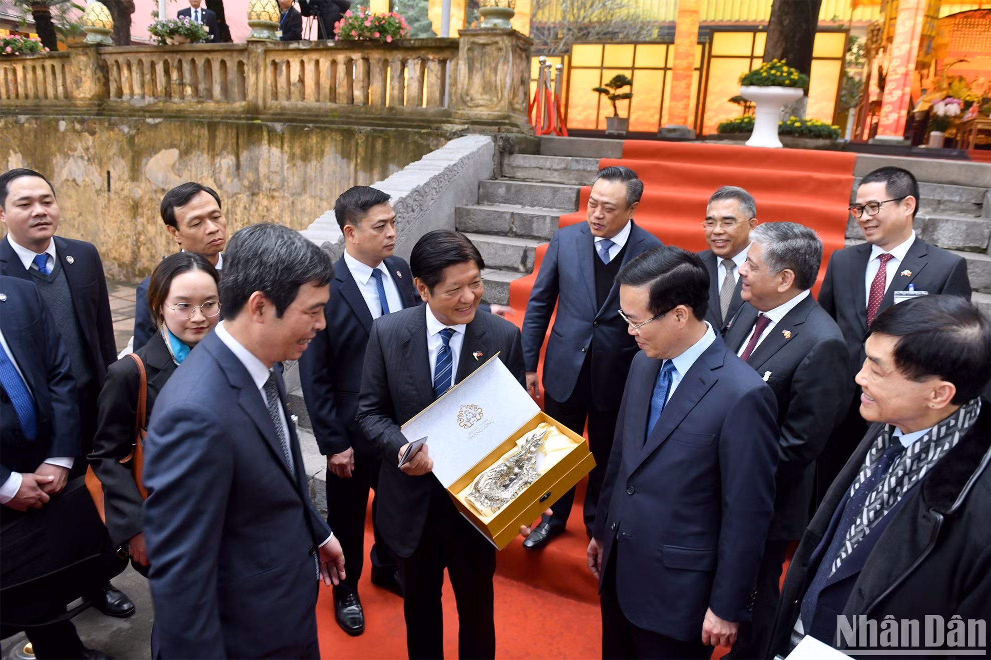 Đại diện Trung tâm Bảo tồn di sản Hoàng Thành Thăng Long Hà Nội trao quà tặng Tổng thống Philippines Ferdinand Marcos Jr. Đại diện Trung tâm Bảo tồn di sản Hoàng Thành Thăng Long Hà Nội trao quà tặng Tổng thống Philippines Ferdinand Marcos Jr.