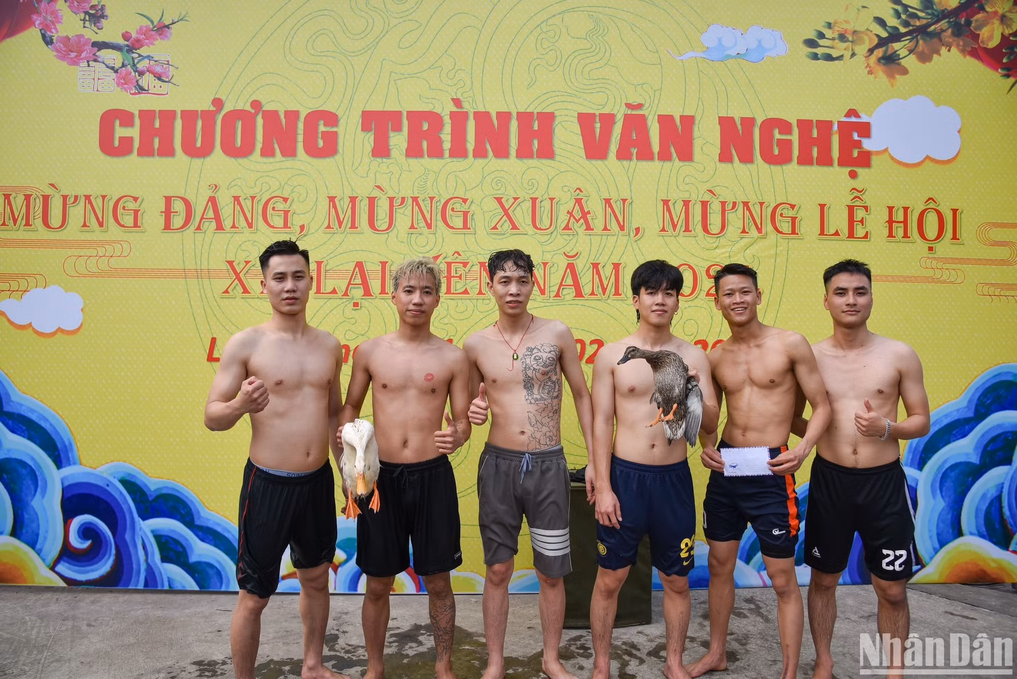 Đội chiến thắng chụp ảnh lưu niệm và nhận quà từ ban tổ chức. Đội chiến thắng chụp ảnh lưu niệm và nhận quà từ ban tổ chức.