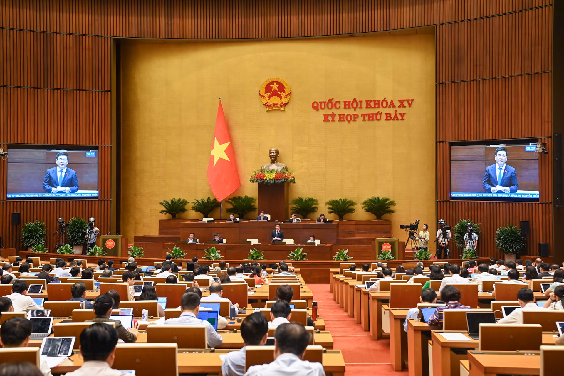 Quang cảnh phiên chất vấn và trả lời chất vấn của Bộ trưởng Công thương Nguyễn Hồng Diên tại Hội trường Diên Hồng.