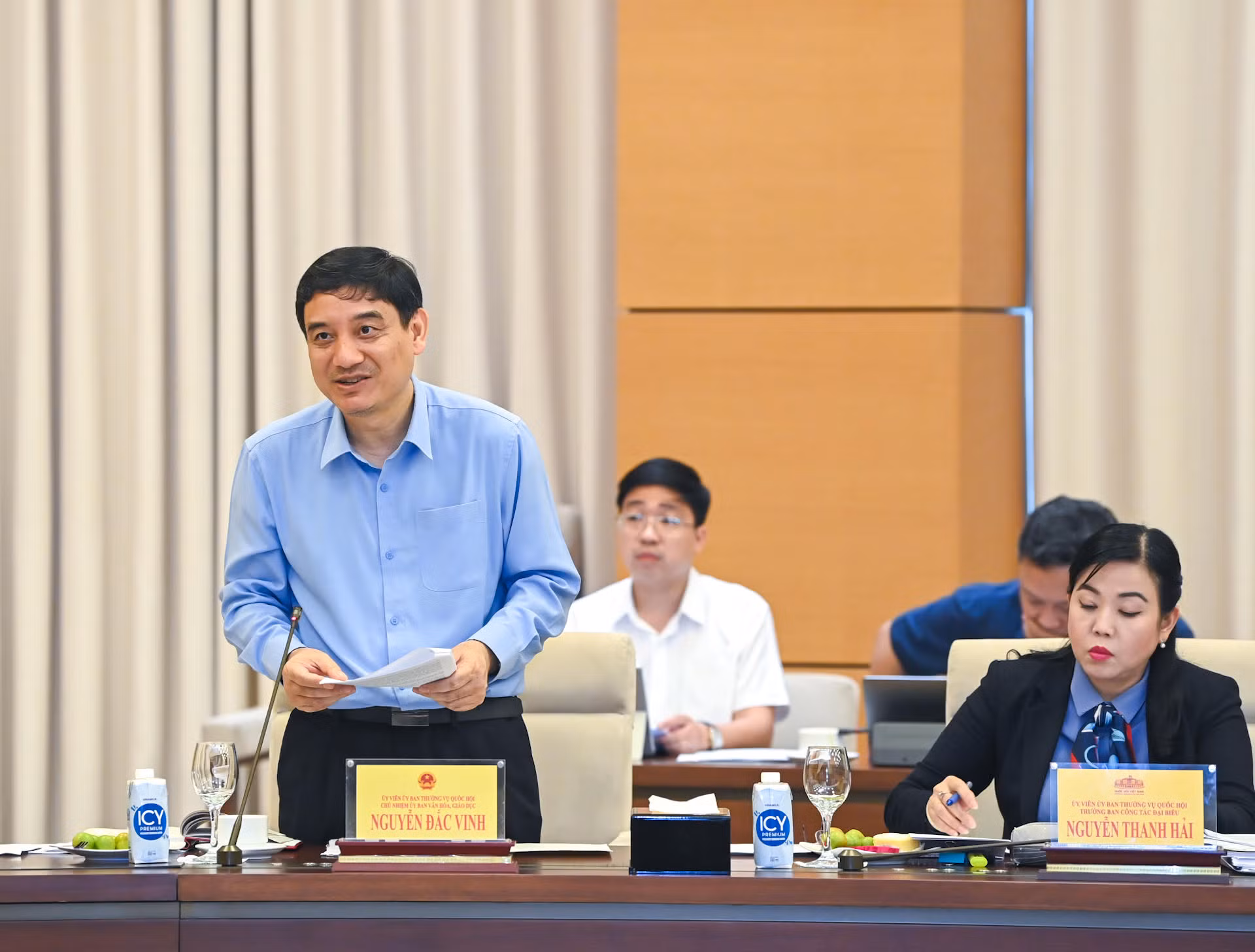 Chủ nhiệm Ủy ban Văn hoá, Giáo dục Nguyễn Đắc Vinh trình bày báo cáo tại buổi làm việc.