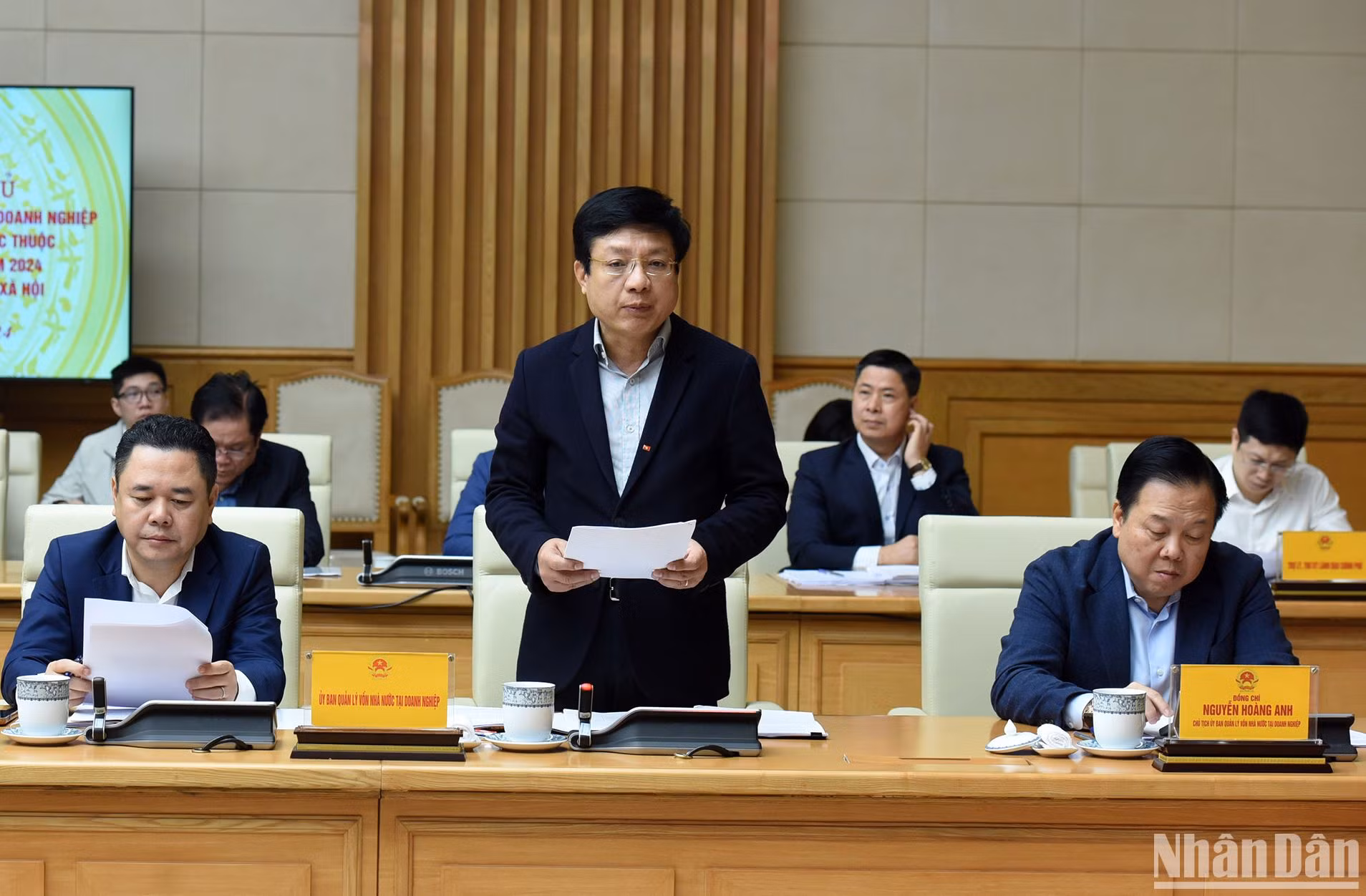 Phó Chủ tịch Ủy ban Quản lý vốn Nhà nước tại doanh nghiệp Hồ Sỹ Hùng báo cáo tình hình sản xuất, kinh doanh.