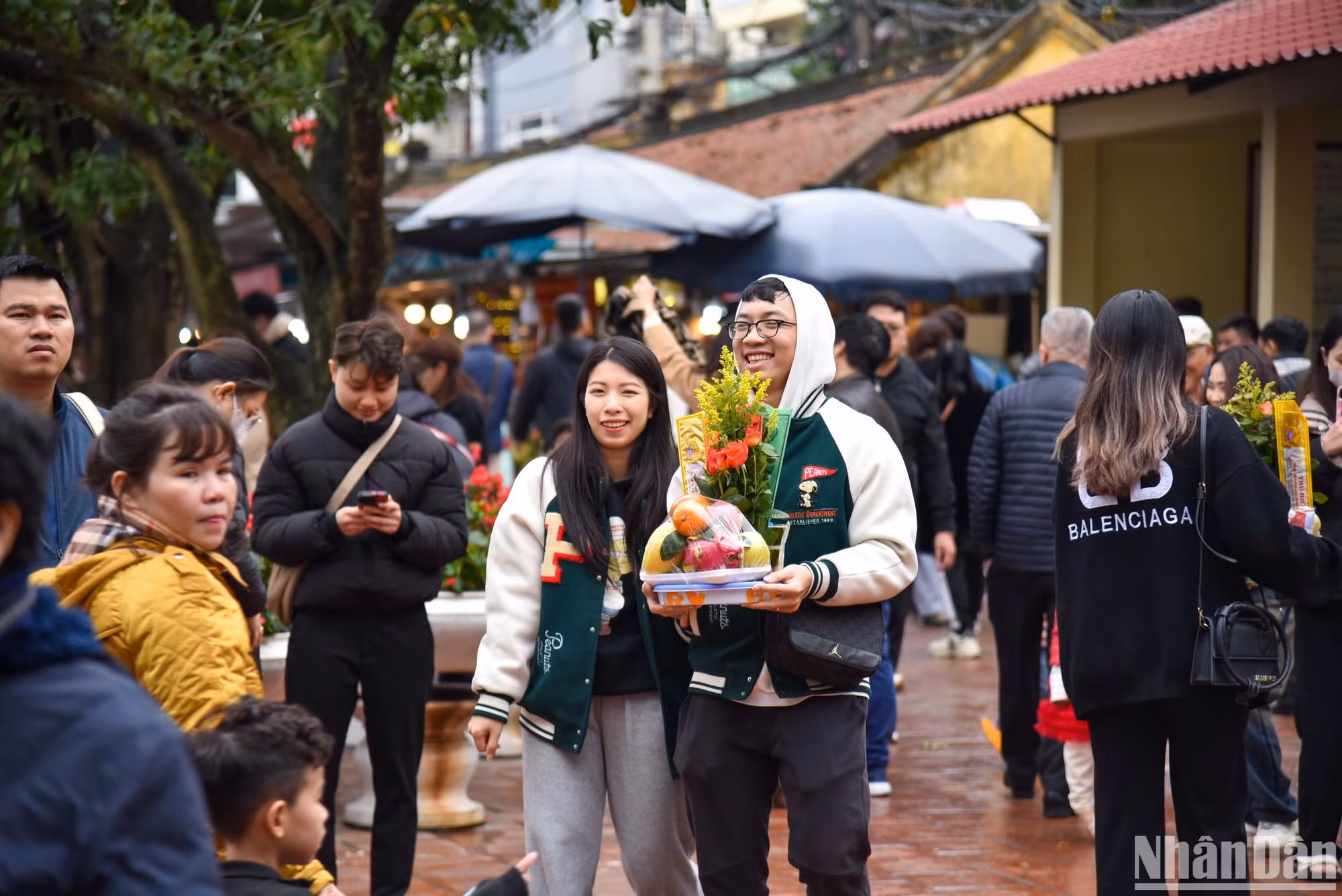 Phủ Tây Hồ là một trong những điểm đến được nhiều người dân ở Hà Nội lựa chọn ghé thăm mỗi dịp Tết Nguyên tiêu.