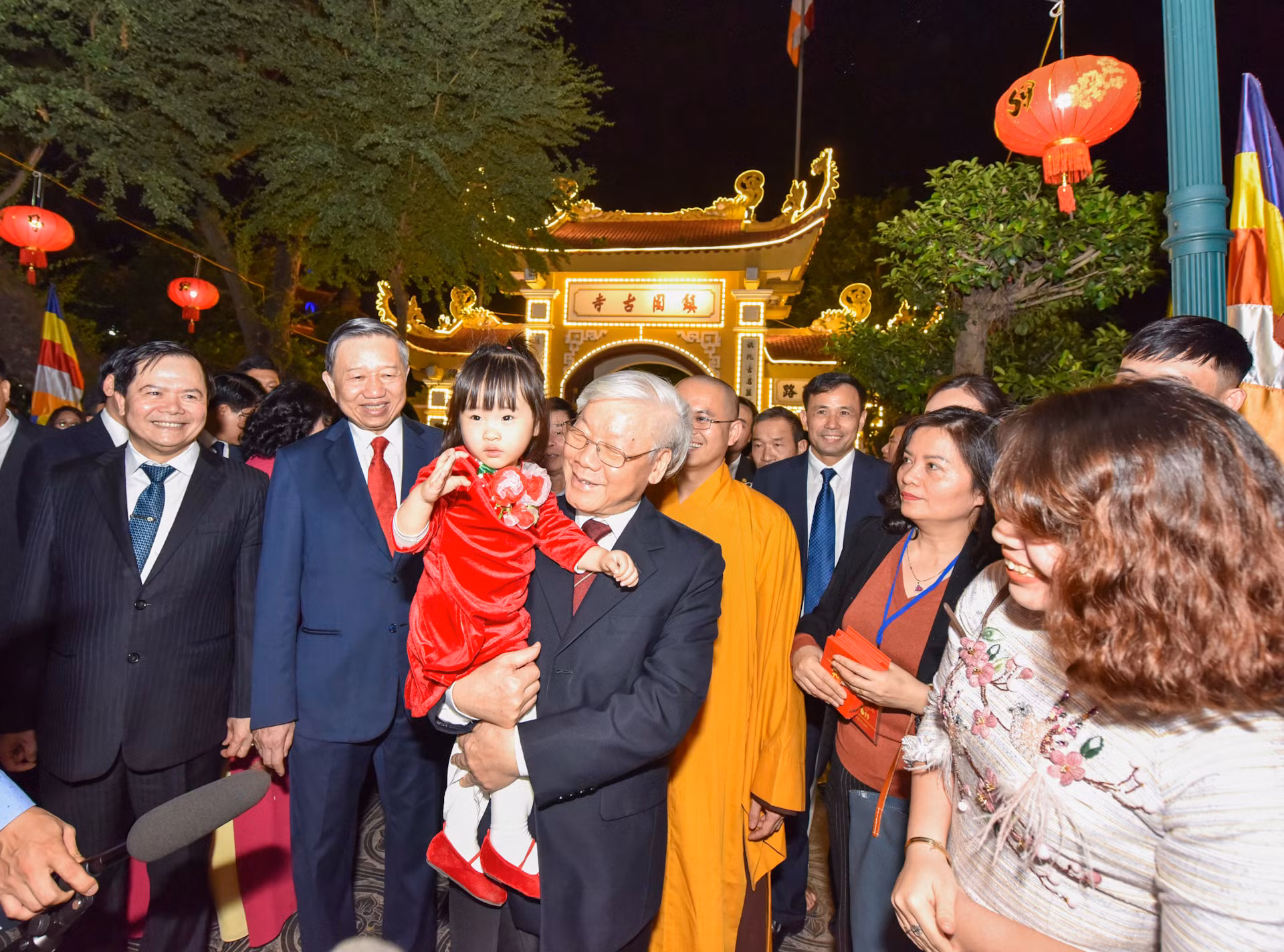 Tổng Bí thư, Chủ tịch nước Nguyễn Phú Trọng với người dân Thủ đô trong đêm Giao thừa tại chùa Trấn Quốc.