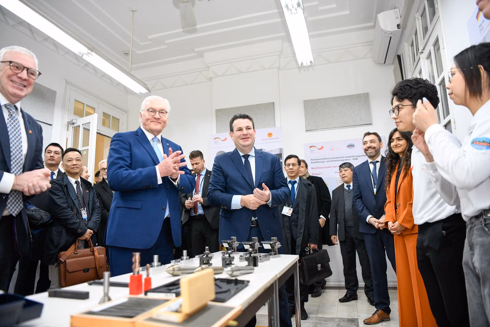 Tổng thống Cộng hòa Liên bang Đức Frank- Walter Steinmeier trao đổi với các sinh viên và học viên tại Viện Goethe.