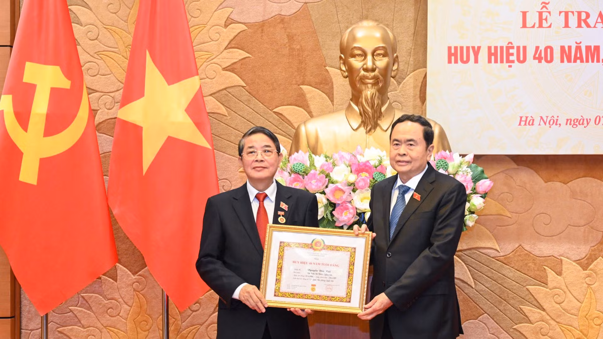 Chủ tịch Quốc hội Trần Thanh Mẫn trao tặng Huy hiệu 40 năm tuổi Đảng cho Phó Chủ tịch Quốc hội Nguyễn Đức Hải.