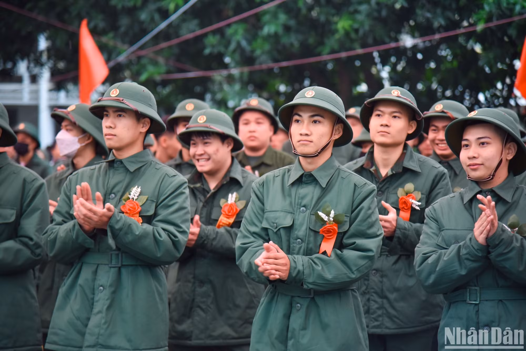 Thanh niên Thủ đô phấn khởi trong ngày nhập ngũ, chính thức là chiến sĩ bước vào hàng ngũ của Quân đội. Năm nay, Ban Chỉ huy Quân sự quận Hai Bà Trưng đã phối hợp với các cơ quan, đơn vị liên quan tổ chức bồi dưỡng nhận thức về Đảng cho 58 thanh niên ưu tú, trong đó có 2 thanh niên ưu tú được kết nạp Đảng trước khi lên đường nhập ngũ trong dịp này. Thanh niên Thủ đô phấn khởi trong ngày nhập ngũ, chính thức là chiến sĩ bước vào hàng ngũ của Quân đội. Năm nay, Ban Chỉ huy Quân sự quận Hai Bà Trưng đã phối hợp với các cơ quan, đơn vị liên quan tổ chức bồi dưỡng nhận thức về Đảng cho 58 thanh niên ưu tú, trong đó có 2 thanh niên ưu tú được kết nạp Đảng trước khi lên đường nhập ngũ trong dịp này.