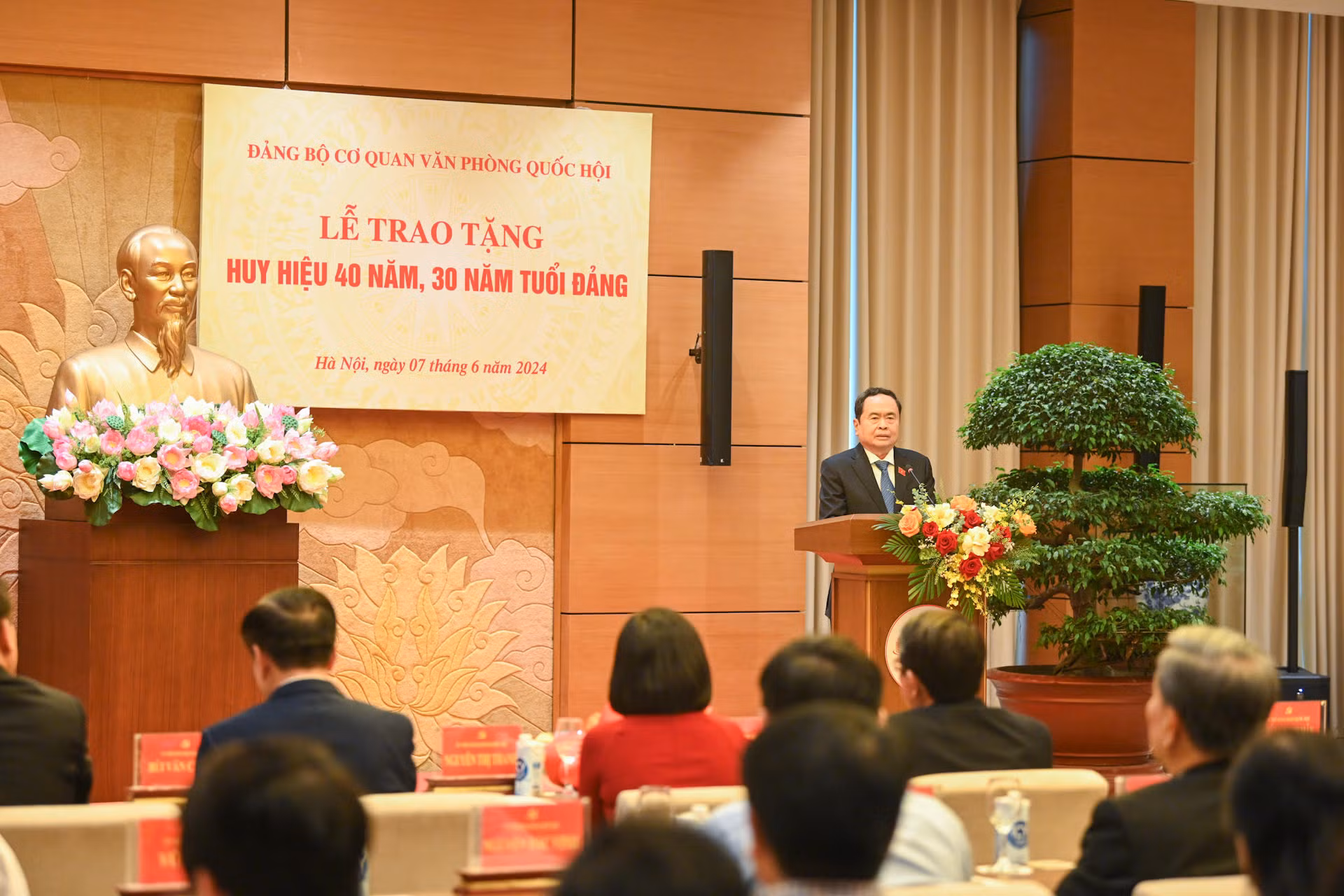 Quang cảnh buổi lễ trao tặng Huy hiệu 40 năm, 30 năm tuổi Đảng tại Nhà Quốc hội. Quang cảnh buổi lễ trao tặng Huy hiệu 40 năm, 30 năm tuổi Đảng tại Nhà Quốc hội.