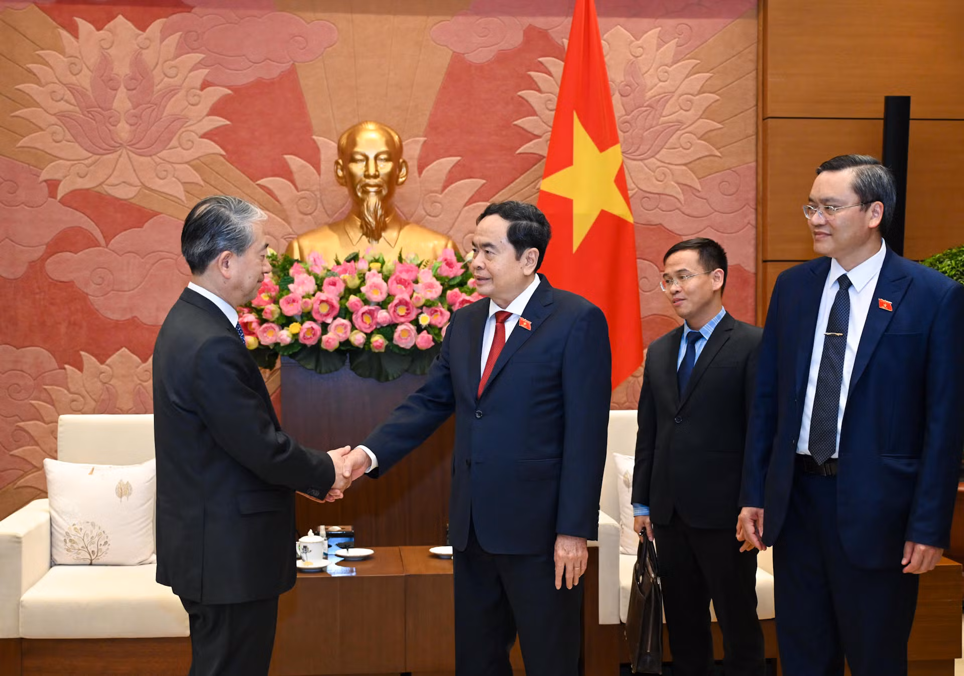 Chủ tịch Quốc hội Trần Thanh Mẫn trao đổi với Đại sứ Trung Quốc Hùng Ba. Chủ tịch Quốc hội Trần Thanh Mẫn trao đổi với Đại sứ Trung Quốc Hùng Ba.