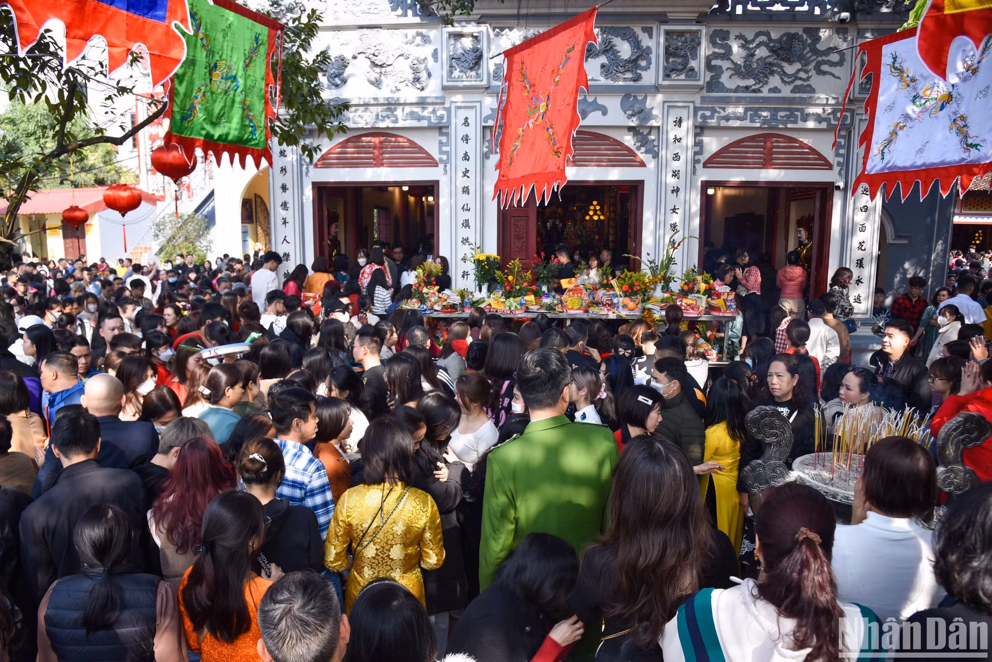 Tại Phủ Tây Hồ, vào đầu giờ chiều ngày mùng 2 Tết, rất đông người dân đã đổ về đây tạo nên hình ảnh chật kín, chen chúc.