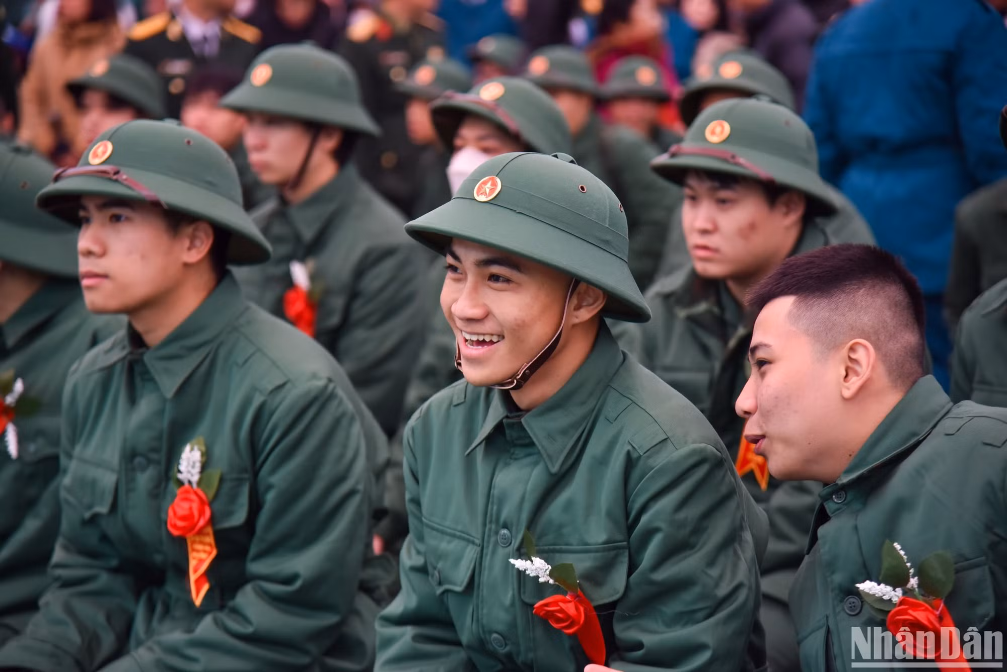 Nụ cười rạng rỡ của tân binh trong buổi lễ giao, nhận quân của quận Hai Bà Trưng, thành phố Hà Nội. Nụ cười rạng rỡ của tân binh trong buổi lễ giao, nhận quân của quận Hai Bà Trưng, thành phố Hà Nội.