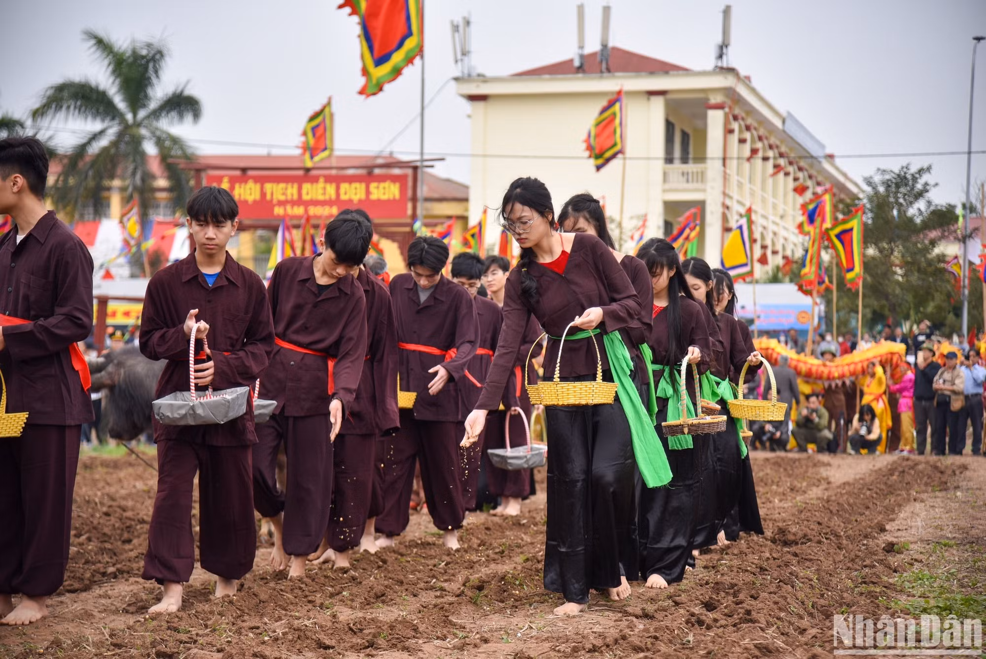 Các nam thanh nữ tú gieo những hạt giống đầu tiên theo những sá cày của Vua Lê Đại Hành tái hiện. Các nam thanh nữ tú gieo những hạt giống đầu tiên theo những sá cày của Vua Lê Đại Hành tái hiện.