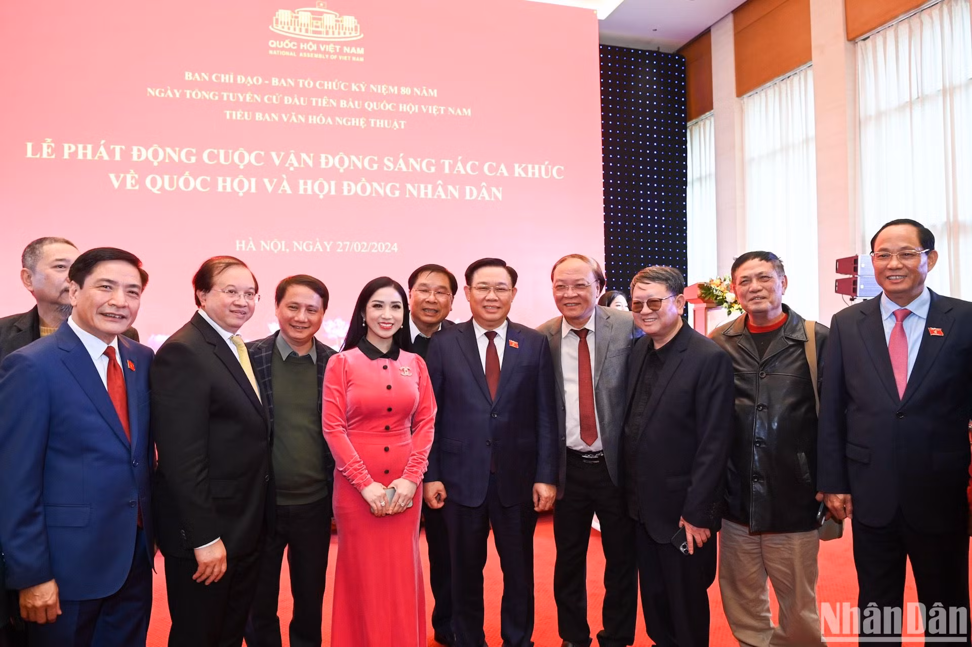 Chủ tịch Quốc hội Vương Đình Huệ cùng các đại biểu với các nhạc sĩ, ca sĩ tại Lễ phát động.
