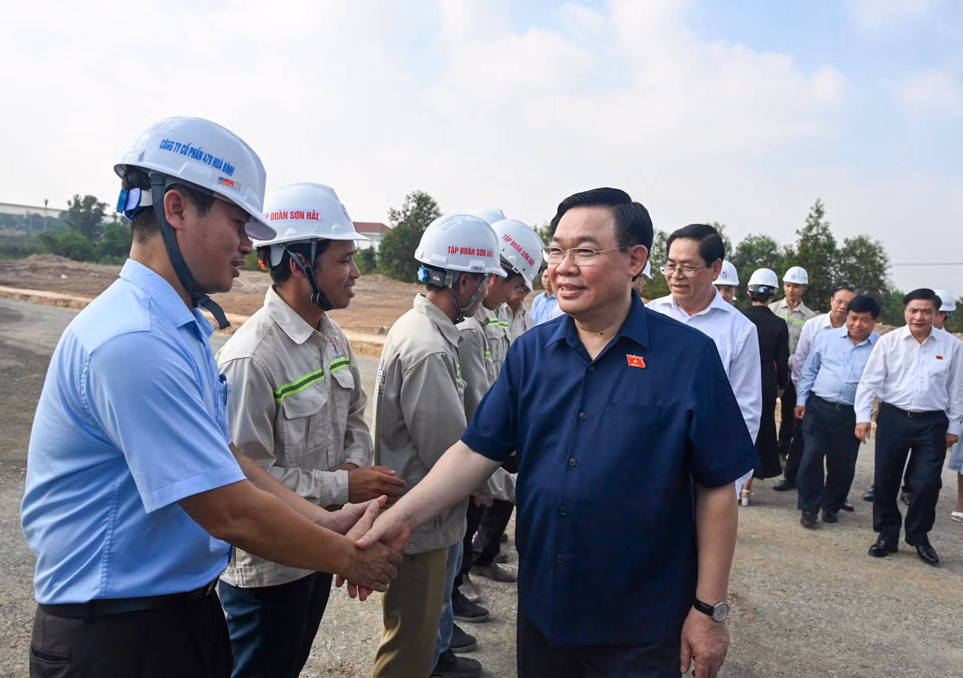 Chủ tịch Quốc hội Vương Đình Huệ với cán bộ, kỹ sư trên công trường thi công Dự án thành phần 3 cao tốc Biên Hòa-Vũng Tàu.