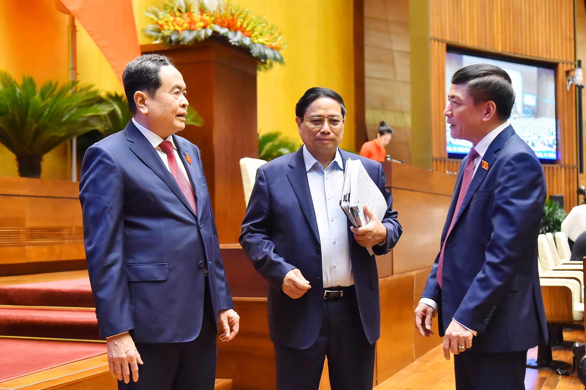 Thủ tướng Phạm Minh Chính, Chủ tịch Quốc hội Trần Thanh Mẫn, Tổng thư ký Quốc hội kiêm Chủ nhiệm Văn phòng Quốc hội Bùi Văn Cường trao đổi bên lề phiên chất vấn và trả lời chất vấn.