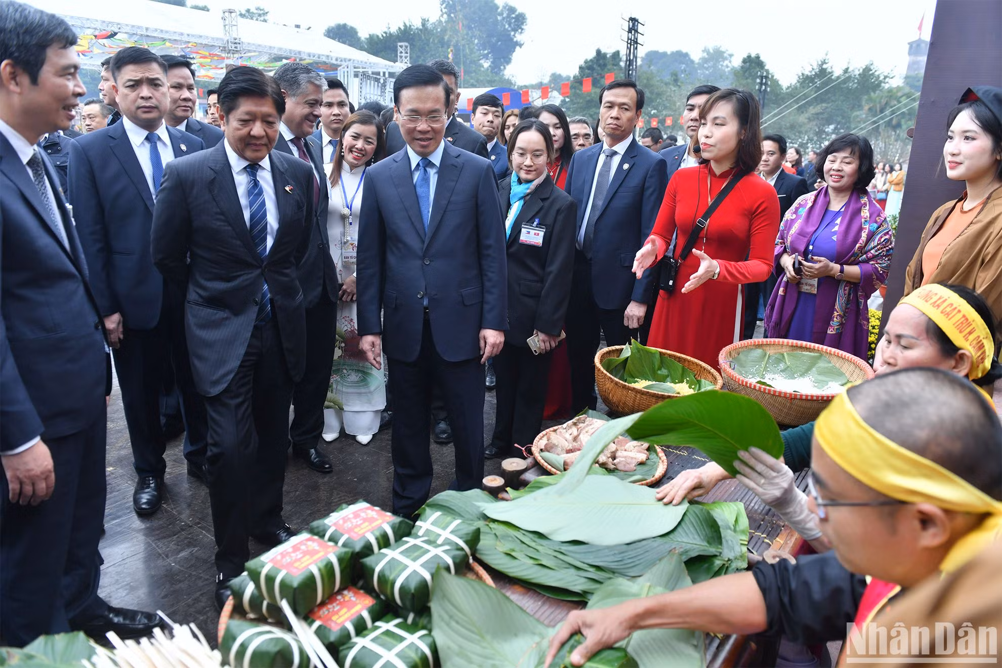 Chủ tịch nước Võ Văn Thưởng và Tổng thống Philippines Ferdinand Marcos Jr. xem gói bánh chưng tại không gian Tết Việt 2024. Chủ tịch nước Võ Văn Thưởng và Tổng thống Philippines Ferdinand Marcos Jr. xem gói bánh chưng tại không gian Tết Việt 2024.
