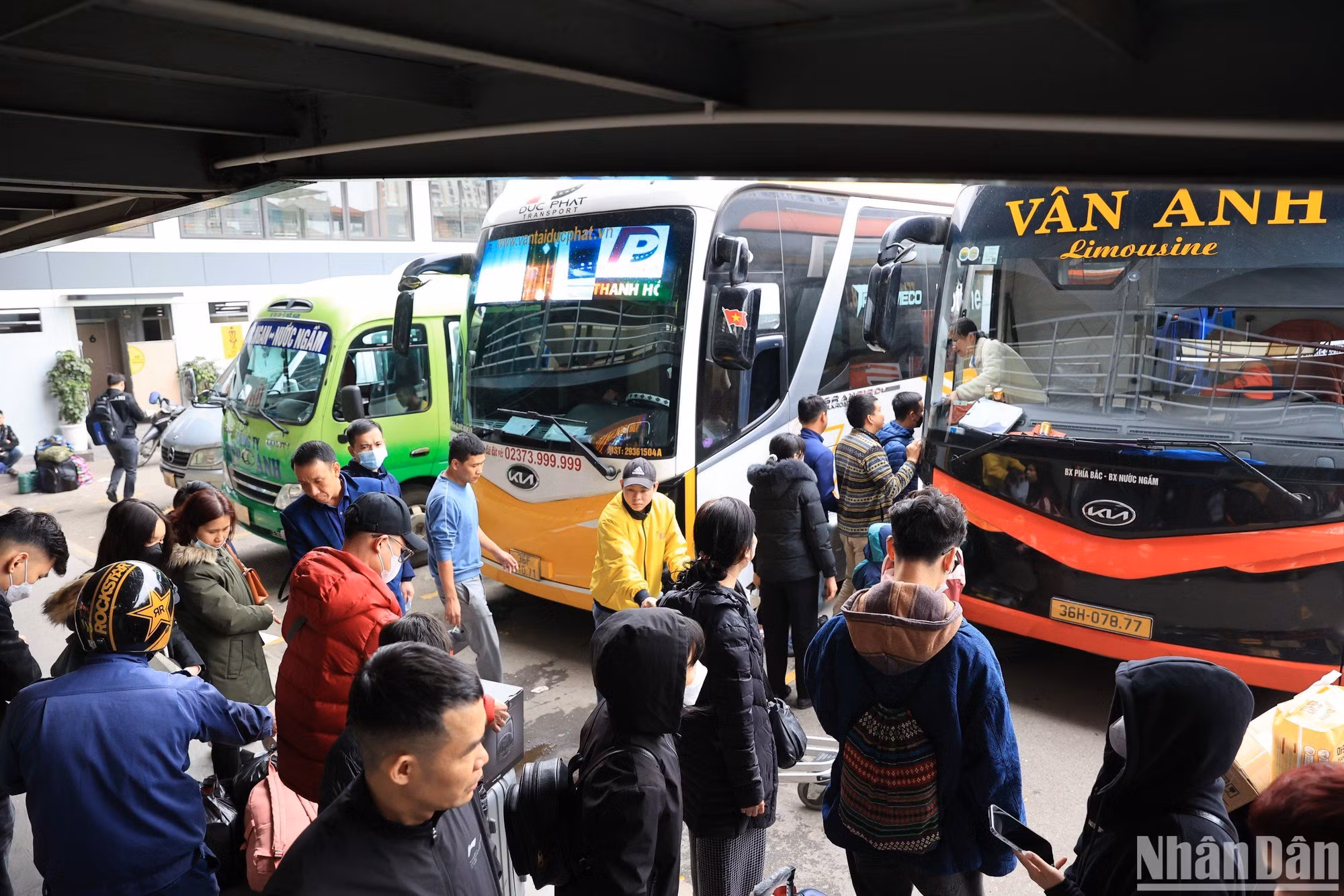 Hình ảnh tại bến xe Nước Ngầm được phóng viên ghi nhận vào chiều hôm nay, rất đông người dân đã bắt đầu lên những chuyến xe trở về quê ăn Tết.