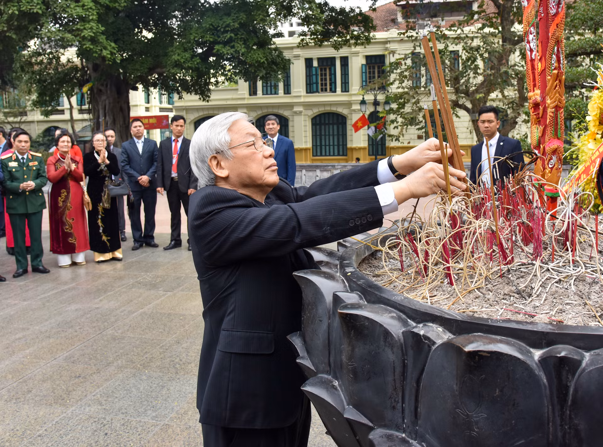 Tổng Bí thư Nguyễn Phú Trọng dâng hương tại Tượng đài Vua Lý Thái Tổ.