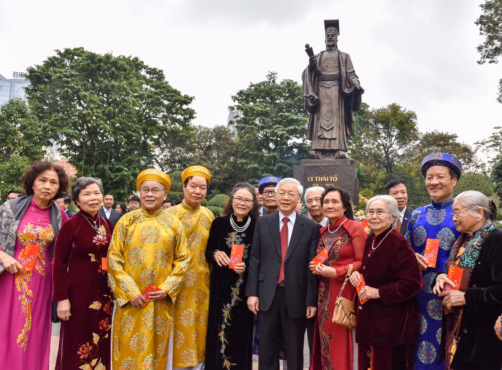 Đón chào Năm mới Đinh Dậu 2017, kỷ niệm 87 năm Ngày thành lập Đảng Cộng sản Việt Nam (3/2/1930-3/2/2017), sáng 28/1 (tức mùng Một Tết), Tổng Bí thư Nguyễn Phú Trọng đã đến thăm, chúc Tết Đảng bộ, chính quyền, nhân dân thành phố Hà Nội.