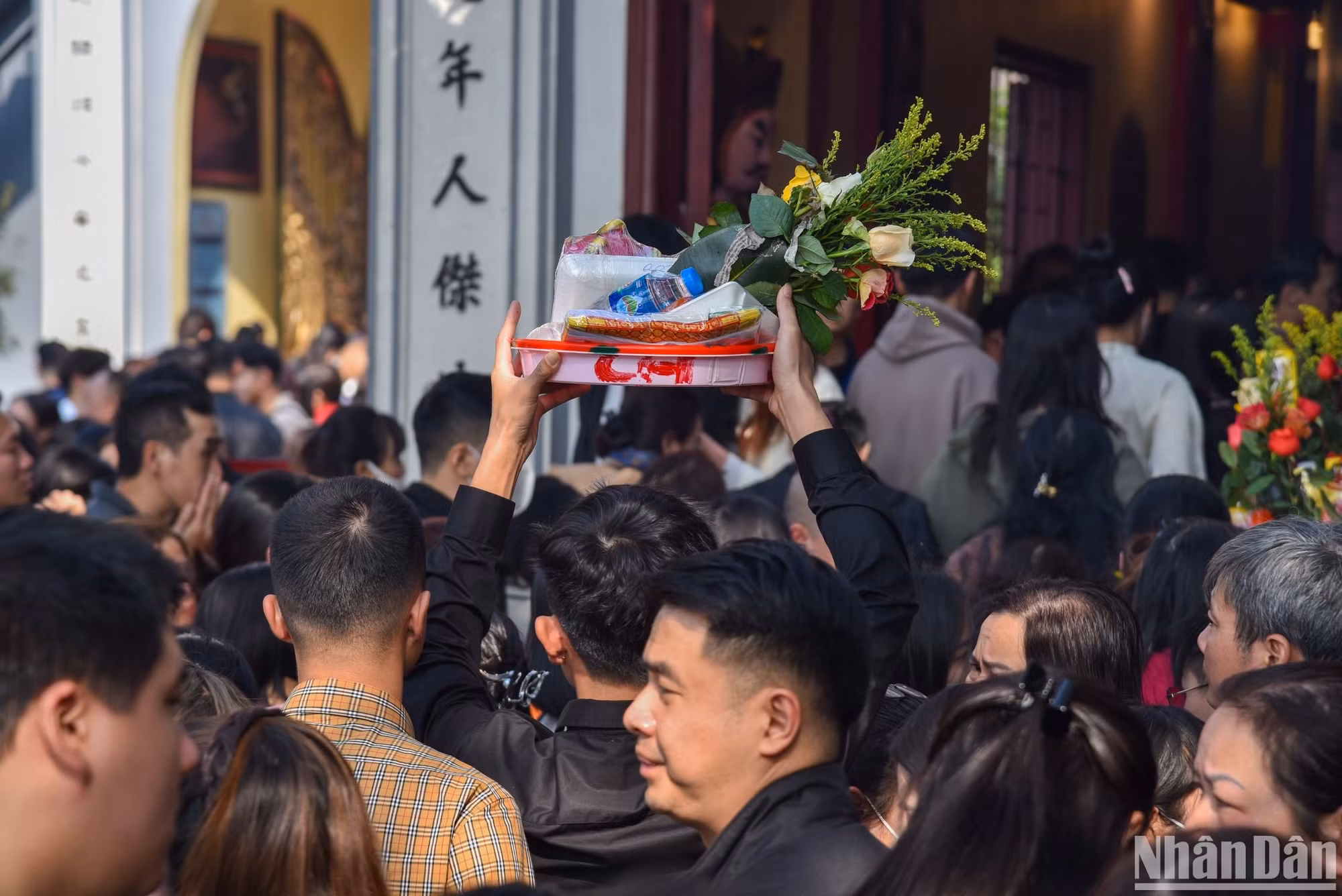 Người dân gặp khó khăn, lách từng chút một khi muốn dâng lễ vì phải chen chúc trong dòng người.