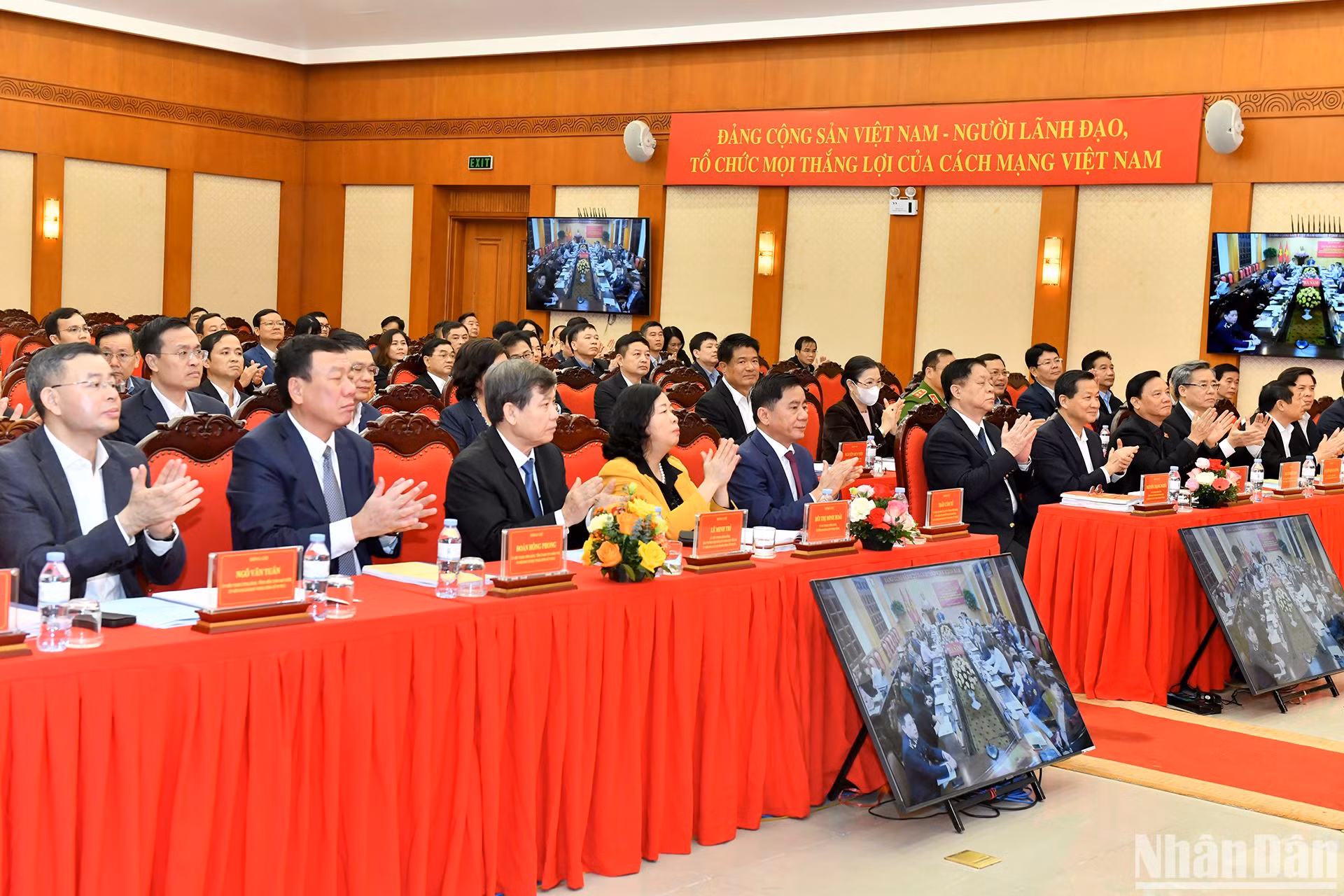 Các đồng chí lãnh đạo Đảng, Nhà nước và các đại biểu tham dự hội nghị.