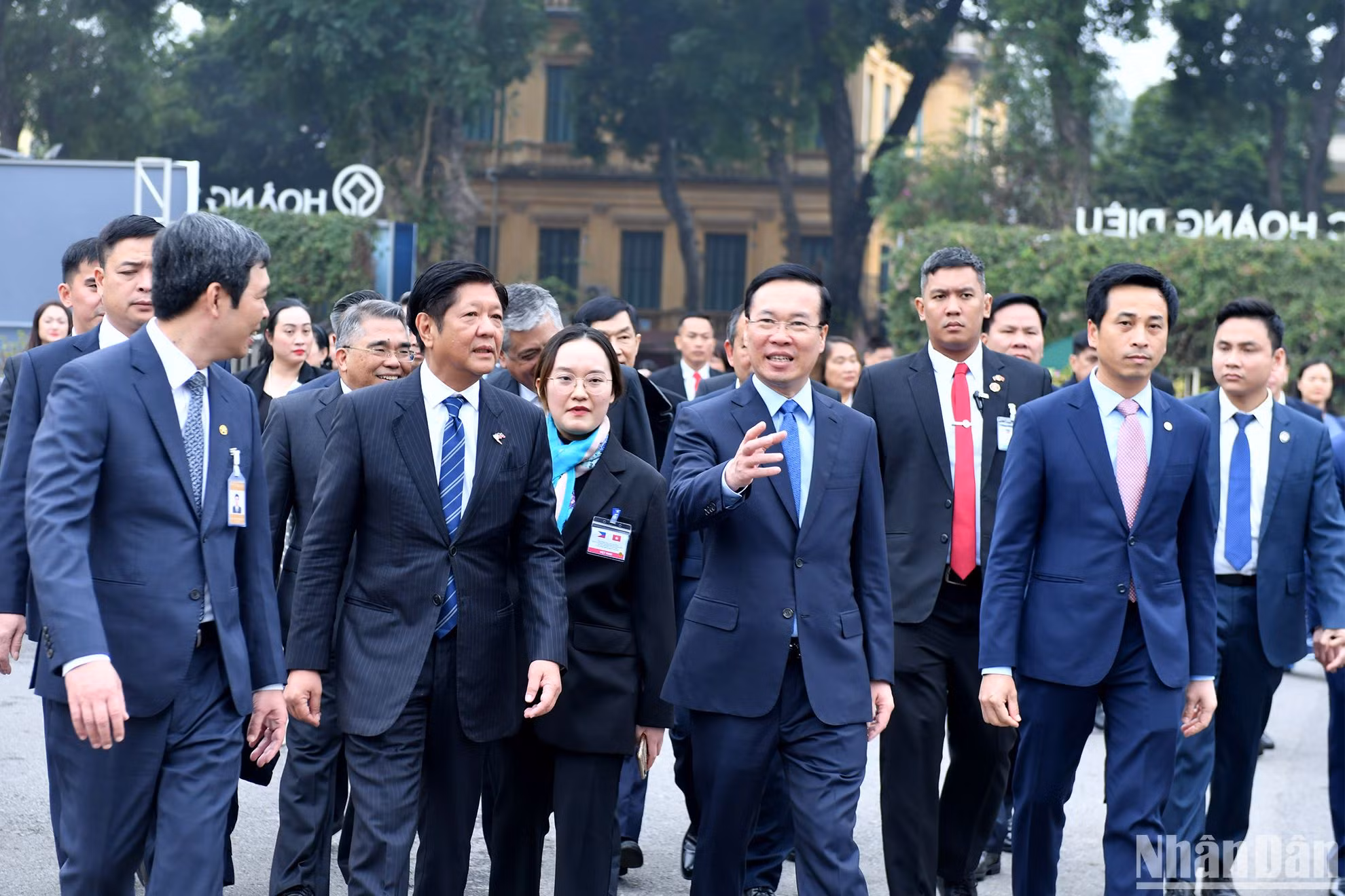 Chủ tịch nước Võ Văn Thưởng và Tổng thống Philippines Ferdinand Marcos Jr. tham quan Hoàng thành Thăng Long (Hà Nội). Chủ tịch nước Võ Văn Thưởng và Tổng thống Philippines Ferdinand Marcos Jr. tham quan Hoàng thành Thăng Long (Hà Nội).