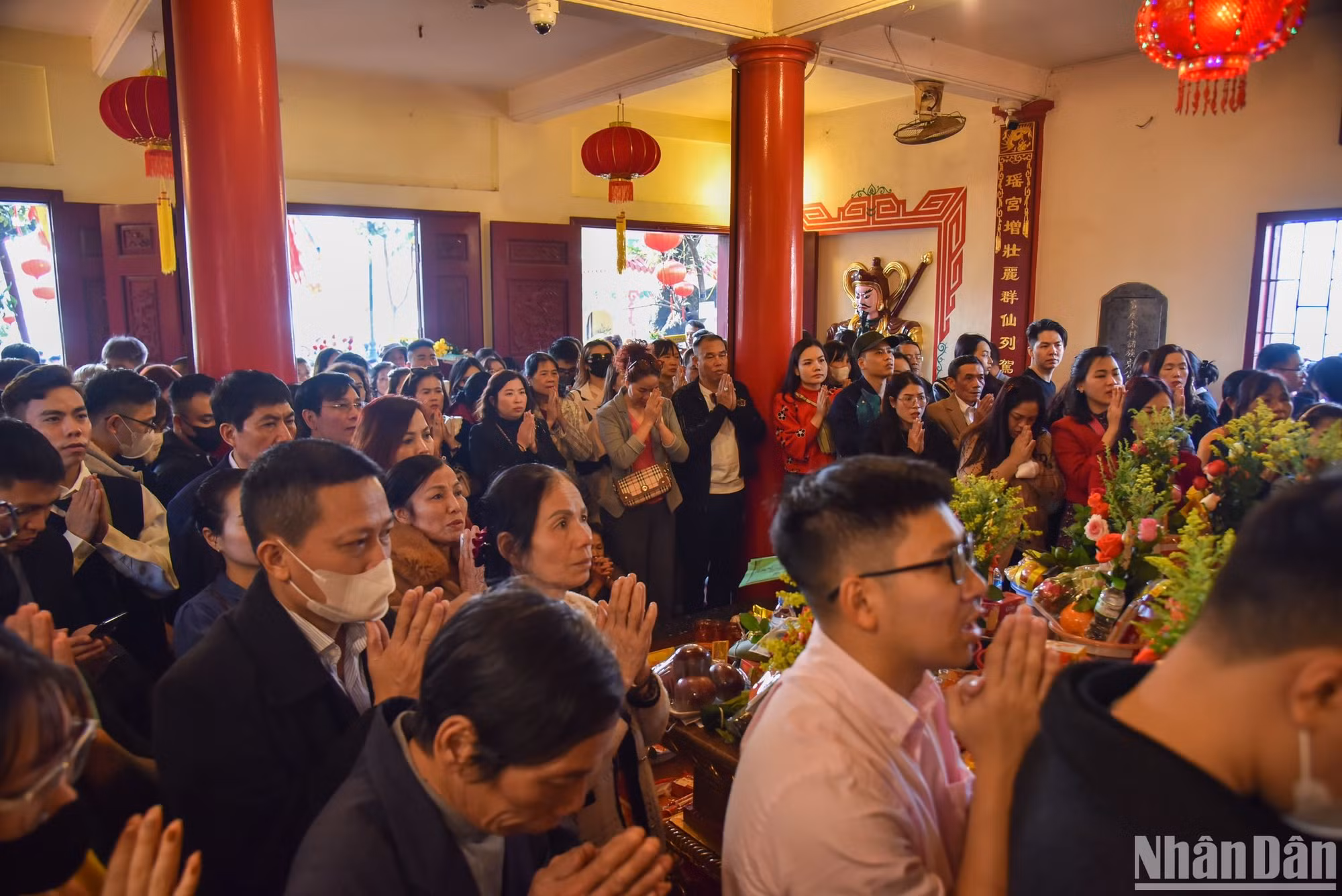 Hình ảnh bên trong Phủ Tây Hồ chiều ngày mùng 2 Tết.