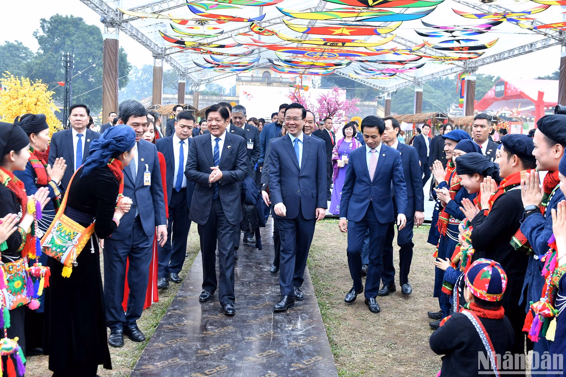 Chủ tịch nước Võ Văn Thưởng và Tổng thống Philippines Ferdinand Marcos Jr. tham quan không gian Tết Việt 2024 tại Hoàng thành Thăng Long (Hà Nội). 