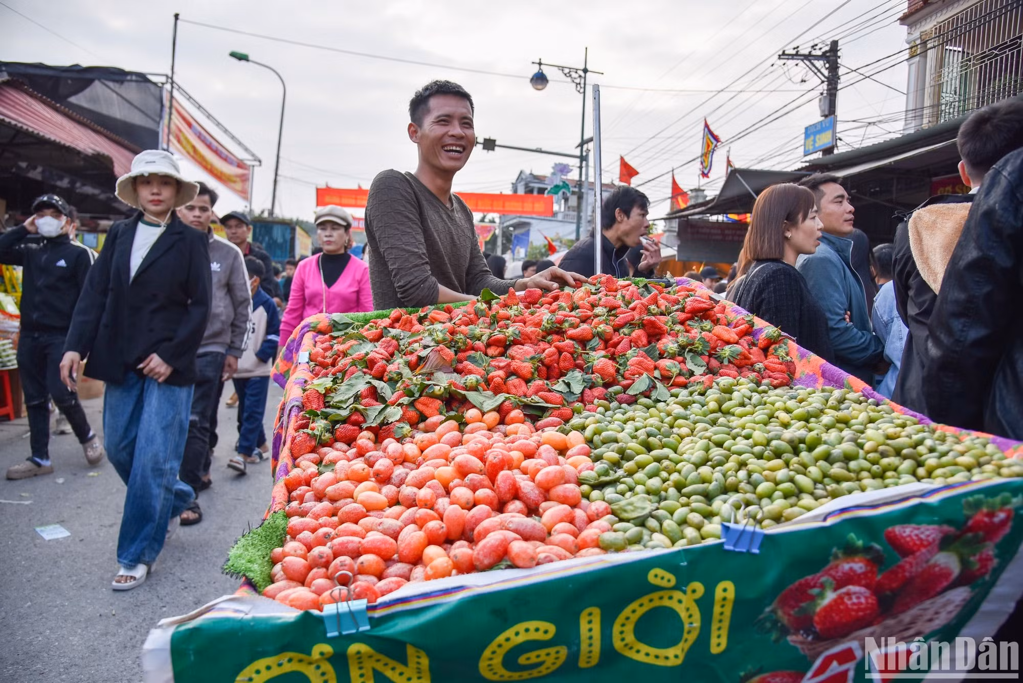 Ngoài ra những mặt hàng hoa quả tươi cũng được rất nhiều người dân săn đón, ưa chuộng.