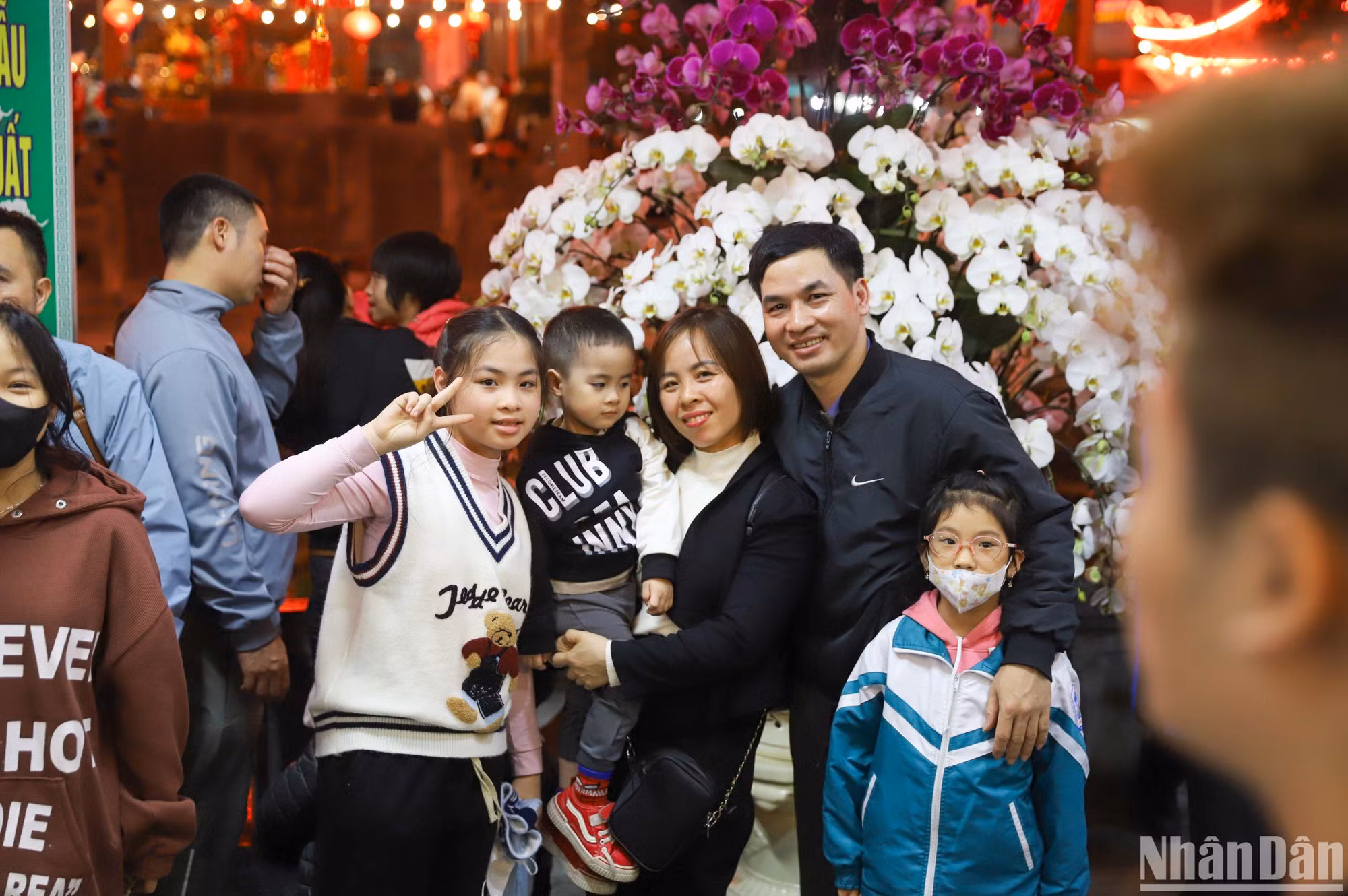 Người dân chụp ảnh check-in, lưu lại khoảnh khắc du xuân chợ Viềng - Phủ Dầy cùng với gia đình.