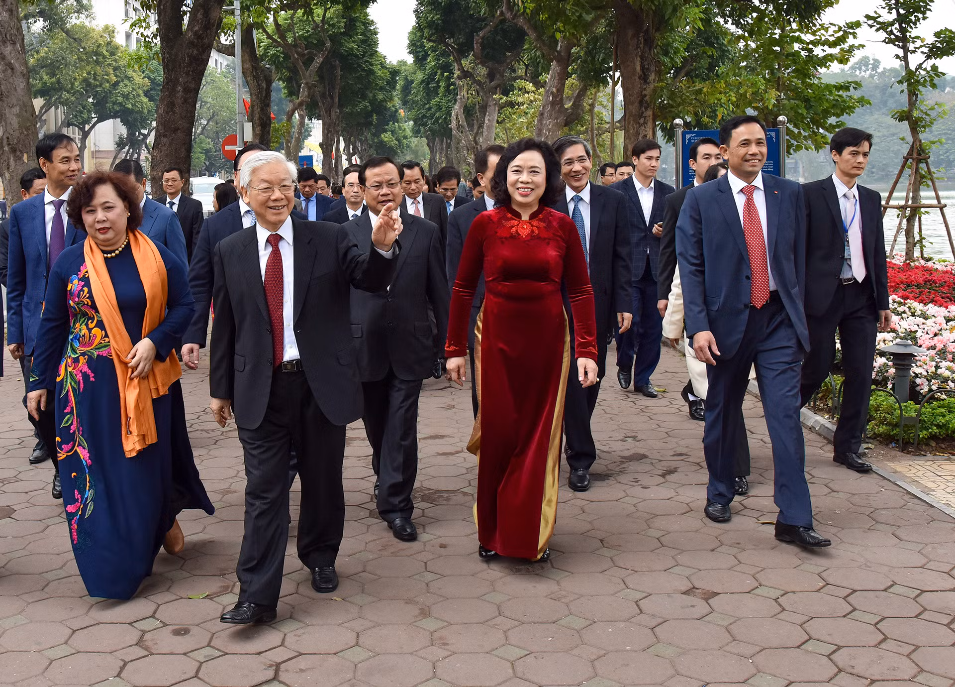 Trong không khí đầu Xuân, Tổng Bí thư Nguyễn Phú Trọng và các đại biểu đi bộ bên bờ hồ Hoàn Kiếm.