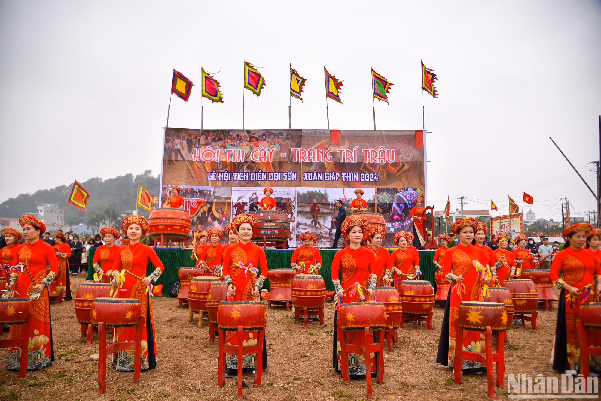Chào mừng lễ hội là màn biểu diễn múa trống, múa rồng do đội trống nữ, đội múa rồng của làng Đọi Tam thể hiện. Tiếng trống hào hùng như lời cầu chúc cho một năm mới mưa thuận gió hòa, mùa màng bội thu. Chào mừng lễ hội là màn biểu diễn múa trống, múa rồng do đội trống nữ, đội múa rồng của làng Đọi Tam thể hiện. Tiếng trống hào hùng như lời cầu chúc cho một năm mới mưa thuận gió hòa, mùa màng bội thu.