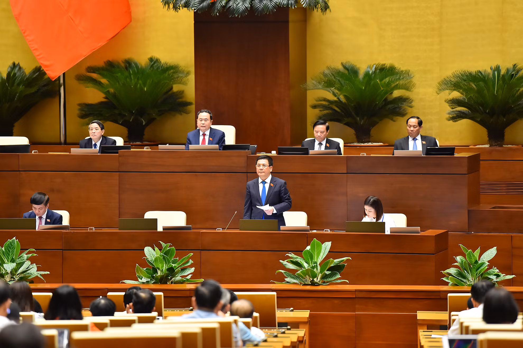 Bộ trưởng Công Thương Nguyễn Hồng Diên trả lời chất vấn của các đại biểu Quốc hội về công tác quản lý, giám sát, bảo vệ quyền lợi người tiêu dùng trong hoạt động thương mại điện tử; giải pháp đẩy mạnh xuất khẩu, thúc đẩy việc thực hiện các Hiệp định thương mại tự do (FTA) và tháo gỡ khó khăn cho doanh nghiệp trước bối cảnh thế giới tiếp tục biến động khó lường.