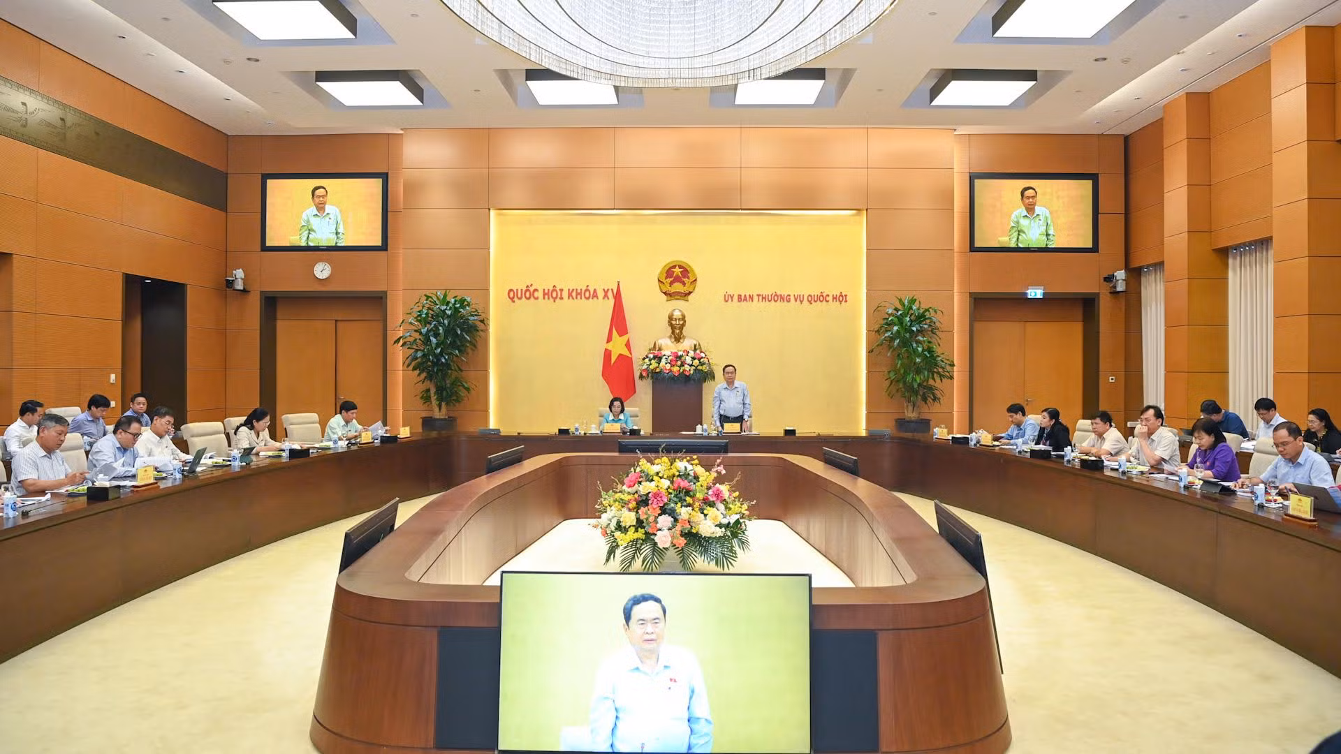 Quang cảnh buổi làm việc tại Nhà Quốc hội.