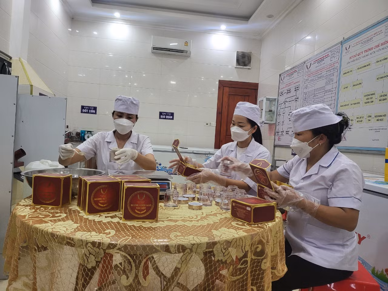 Từ một vài sản phẩm đơn thuần, đến nay cơ sở sản xuất nhung hươu Hiền Ngọc (Hương Sơn) đã chế biến, sản xuất được 6 sản phẩm từ nhung hươu