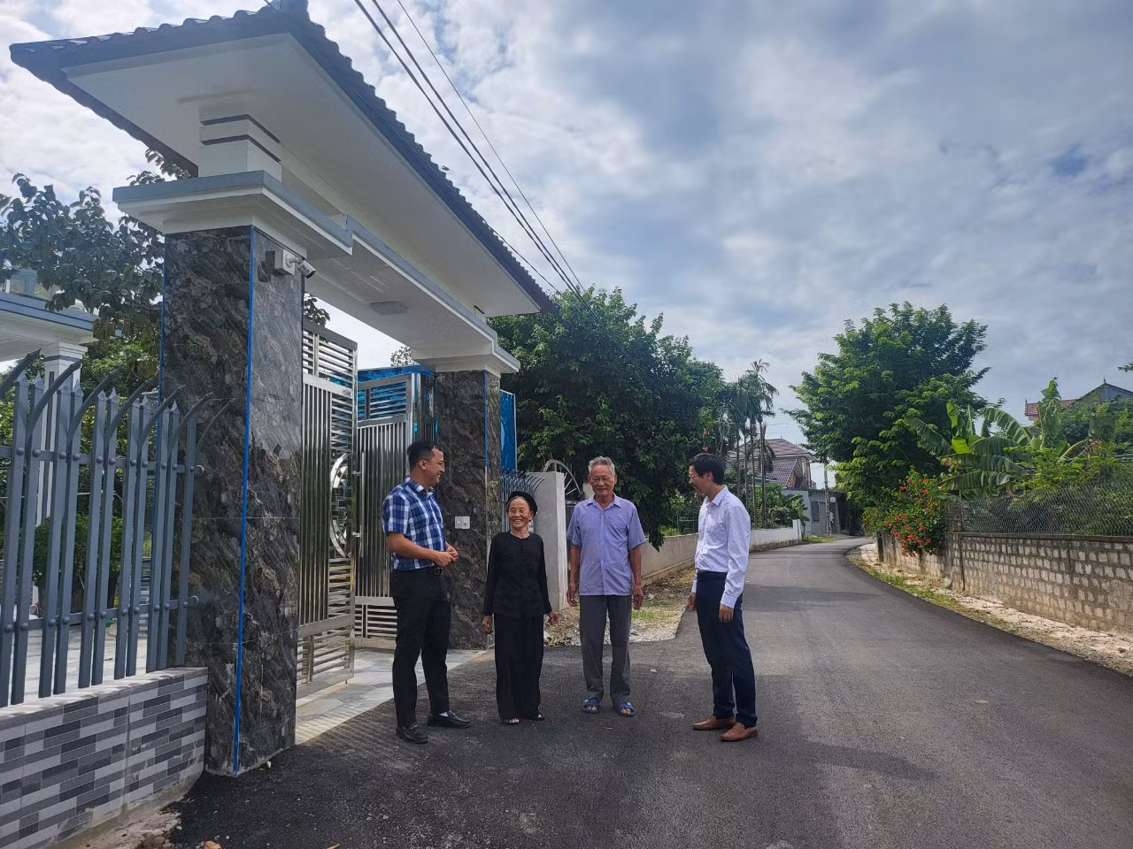 Người dân xã Cổ Đạm (huyện Nghi Xuân) tích cực hiến đất, mở đường. Người dân xã Cổ Đạm (huyện Nghi Xuân) tích cực hiến đất, mở đường.