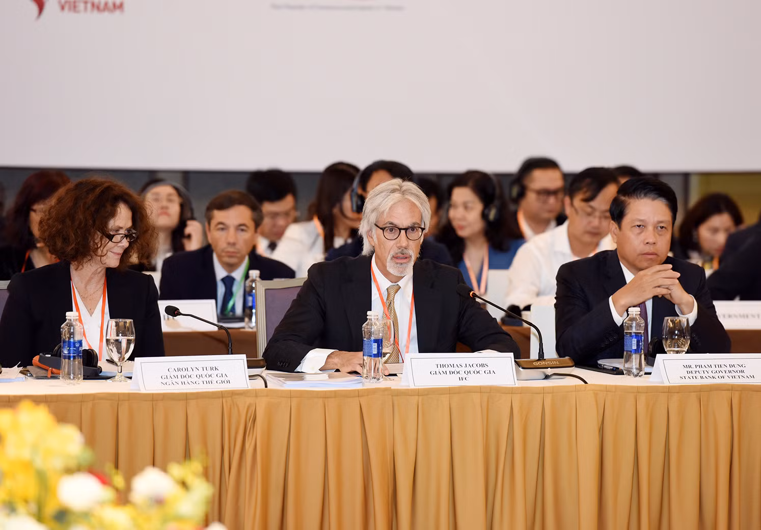 Ông Thomas Jacobs, Giám đốc quốc gia Tổ chức Tài chính quốc tế (IFC) tin tưởng chắc chắn rằng với tinh thần hợp tác trong đối thoại ngày hôm nay giữa khu vực tư nhân và Chính phủ, trong những năm tới, sẽ có được sự tăng trưởng xanh bền vững mạnh mẽ tại Việt Nam. Ông Thomas Jacobs, Giám đốc quốc gia Tổ chức Tài chính quốc tế (IFC) tin tưởng chắc chắn rằng với tinh thần hợp tác trong đối thoại ngày hôm nay giữa khu vực tư nhân và Chính phủ, trong những năm tới, sẽ có được sự tăng trưởng xanh bền vững mạnh mẽ tại Việt Nam.
