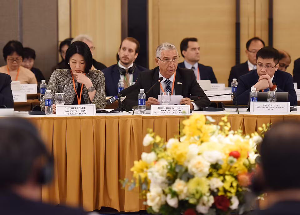 Ông John Rockhold, Trưởng Nhóm công tác VBF về điện và năng lượng trình bày "Khung thu hút đầu tư của khu vực tư nhân vào việc giảm phát thải carbon cho nền kinh tế Việt Nam". Ông John Rockhold, Trưởng Nhóm công tác VBF về điện và năng lượng trình bày "Khung thu hút đầu tư của khu vực tư nhân vào việc giảm phát thải carbon cho nền kinh tế Việt Nam".